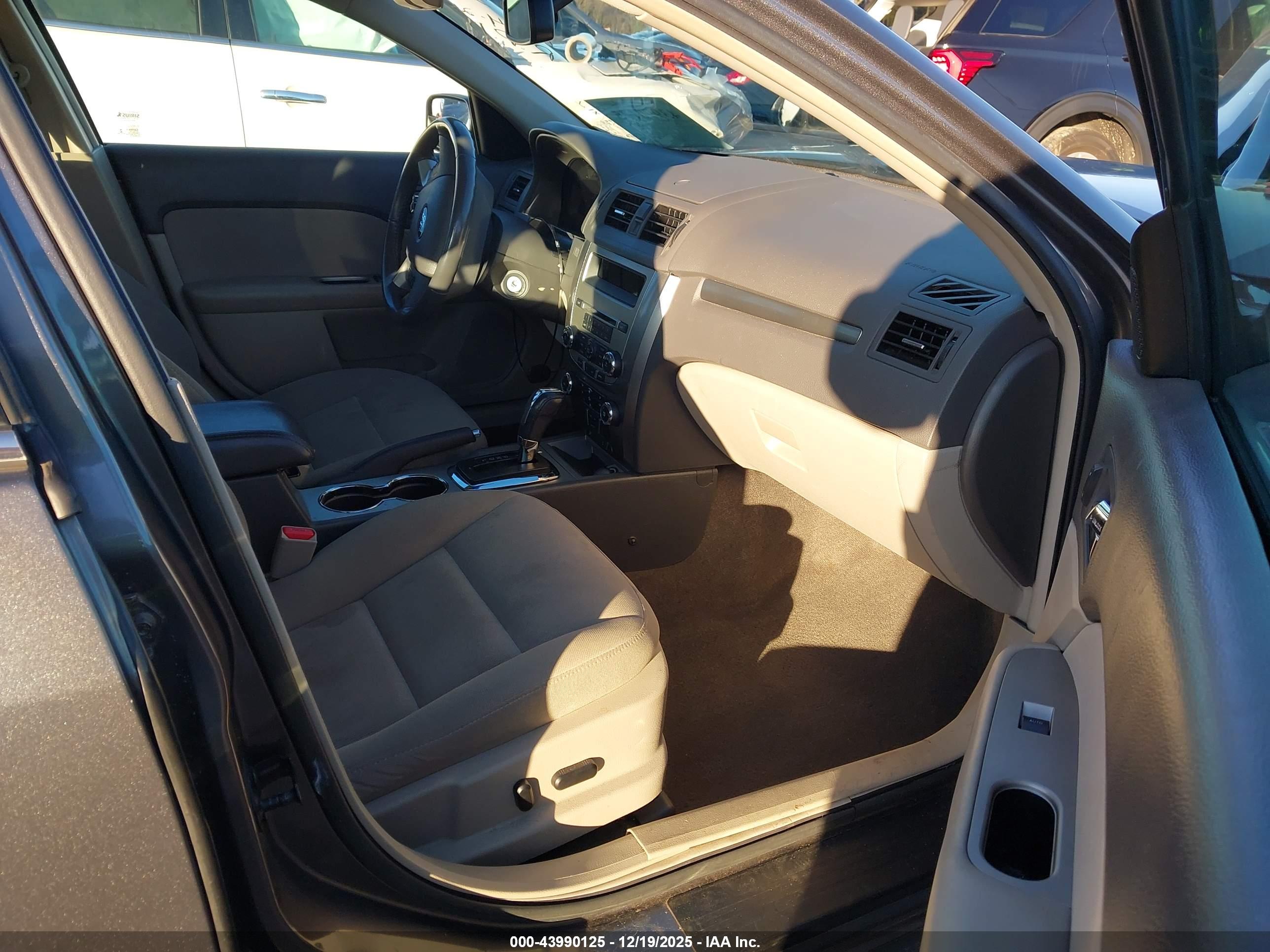 FORD FUSION image 5
