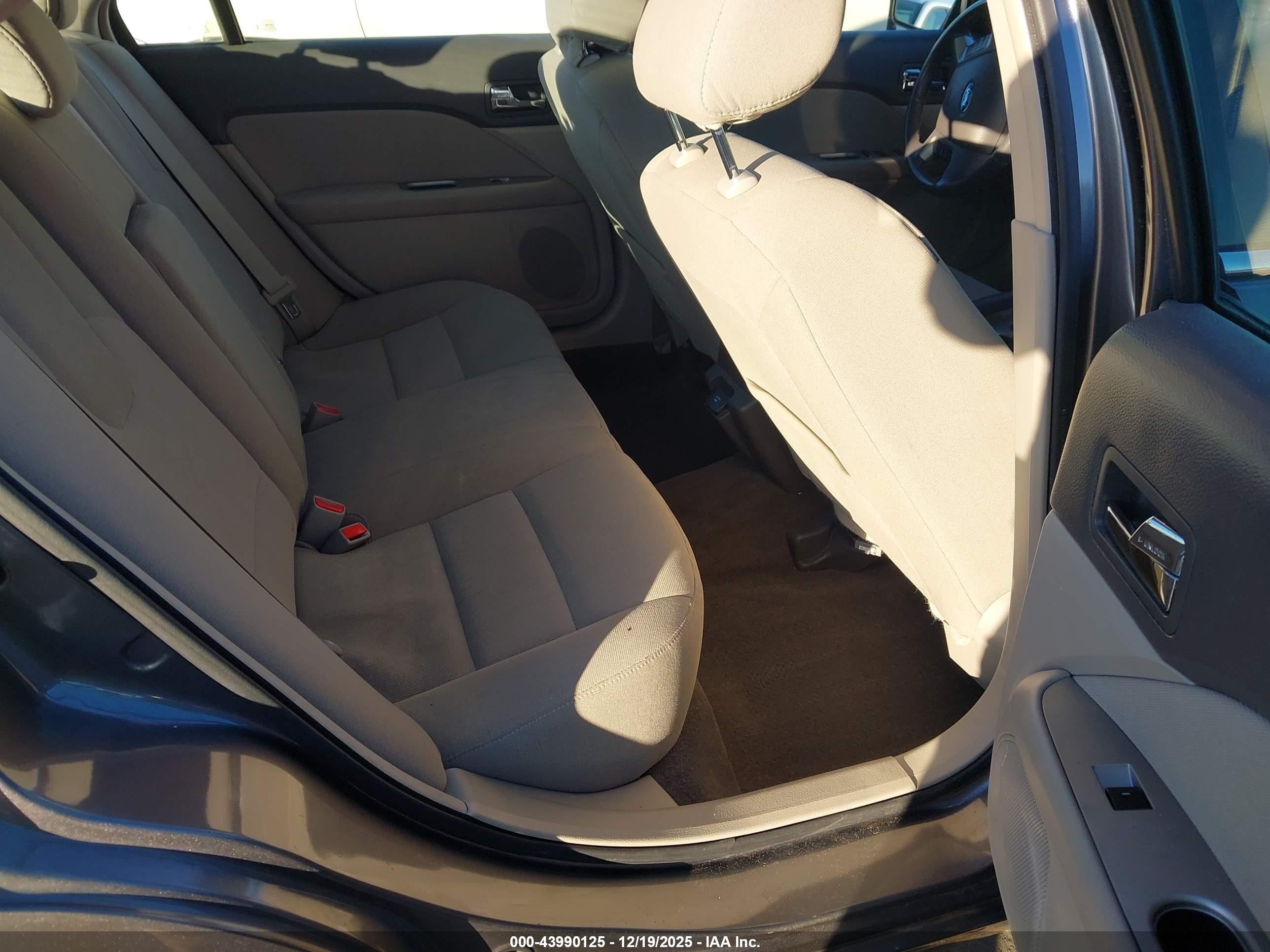 FORD FUSION image 8