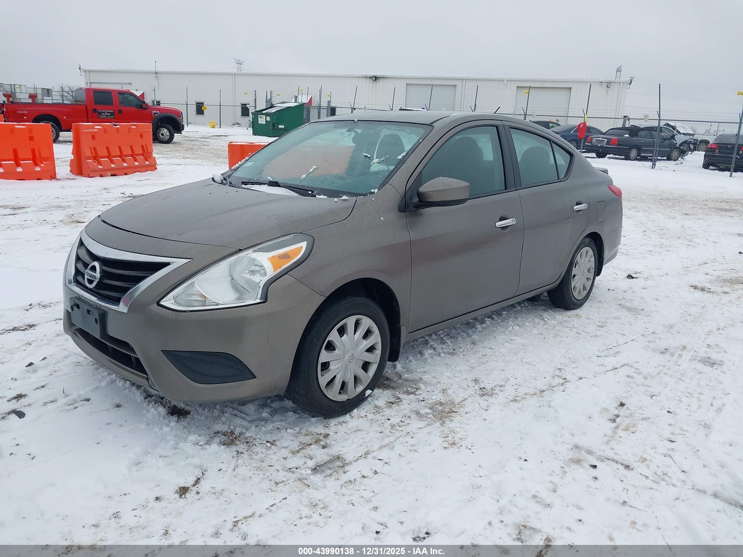 NISSAN VERSA image 2