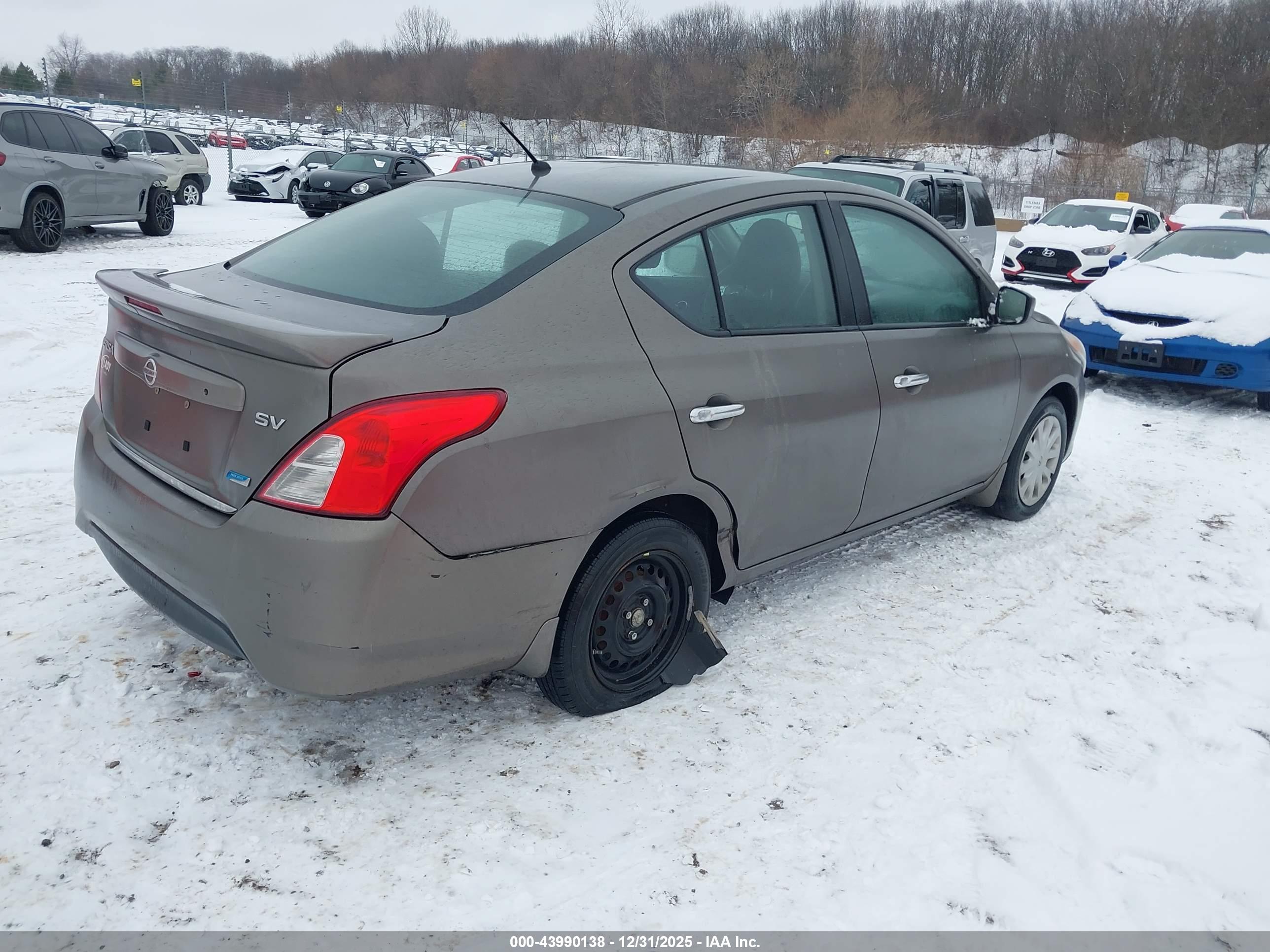 NISSAN VERSA image 4