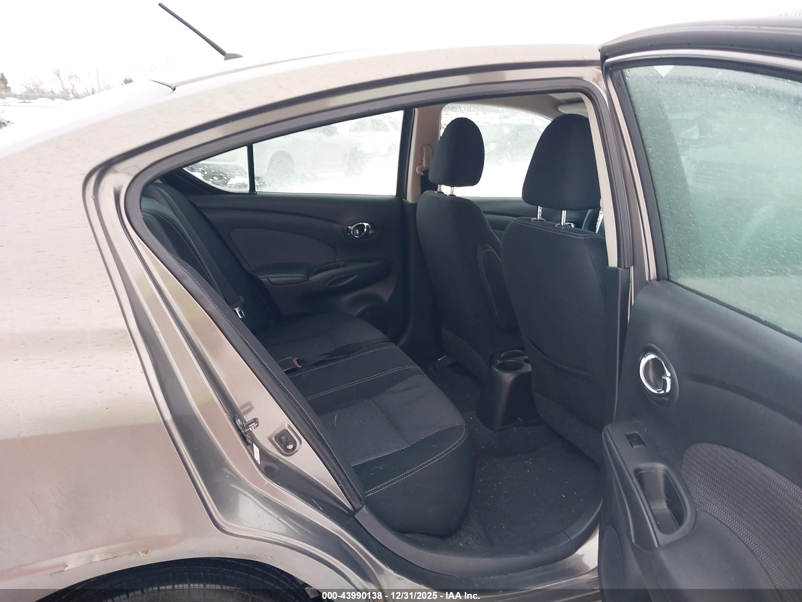 NISSAN VERSA image 8