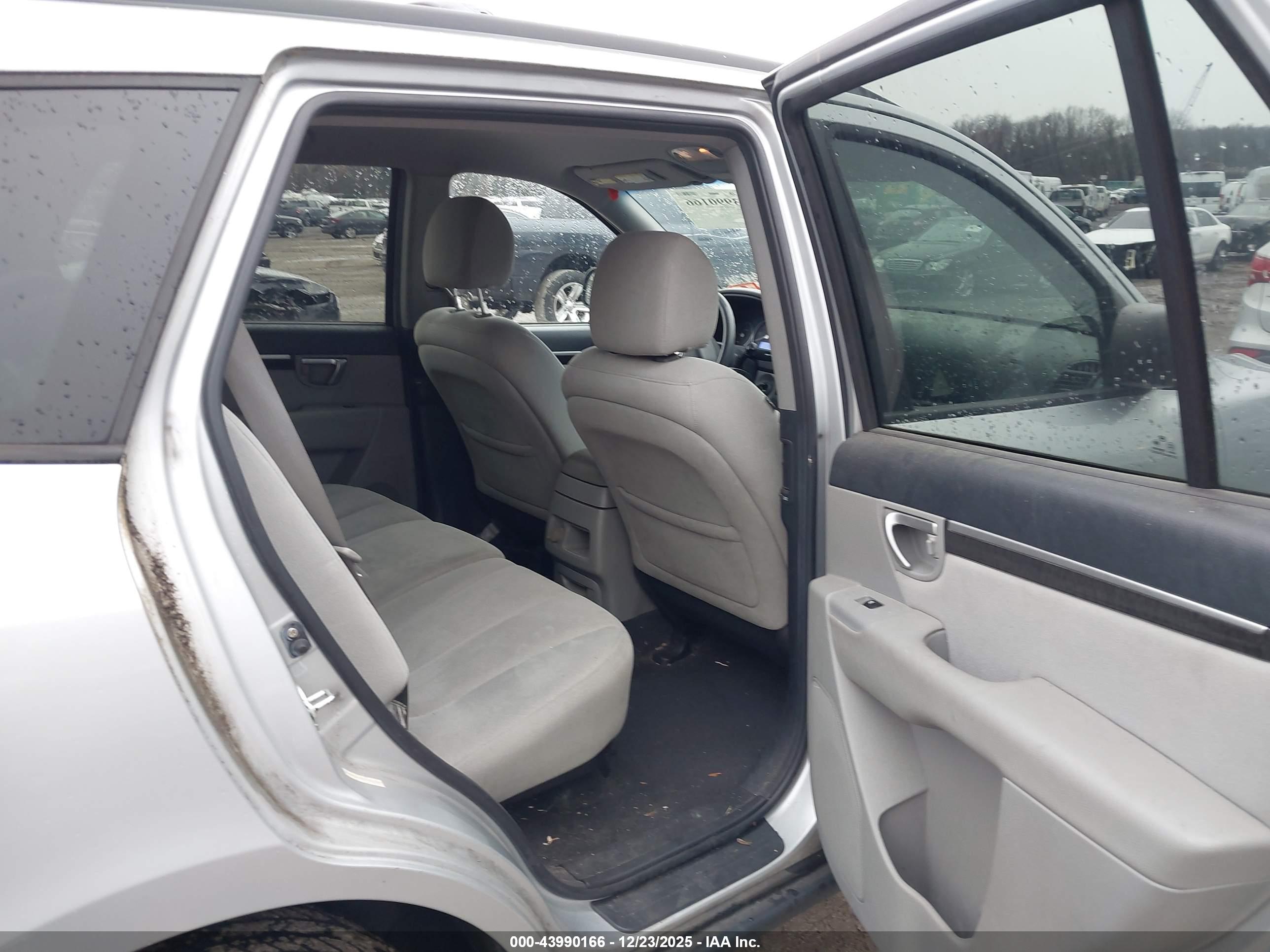 HYUNDAI SANTA image 8