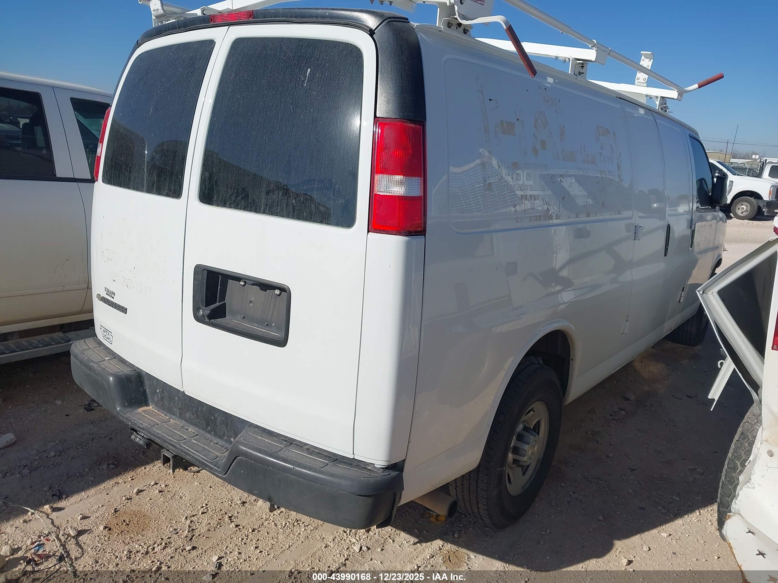 CHEVROLET EXPRESS image 4