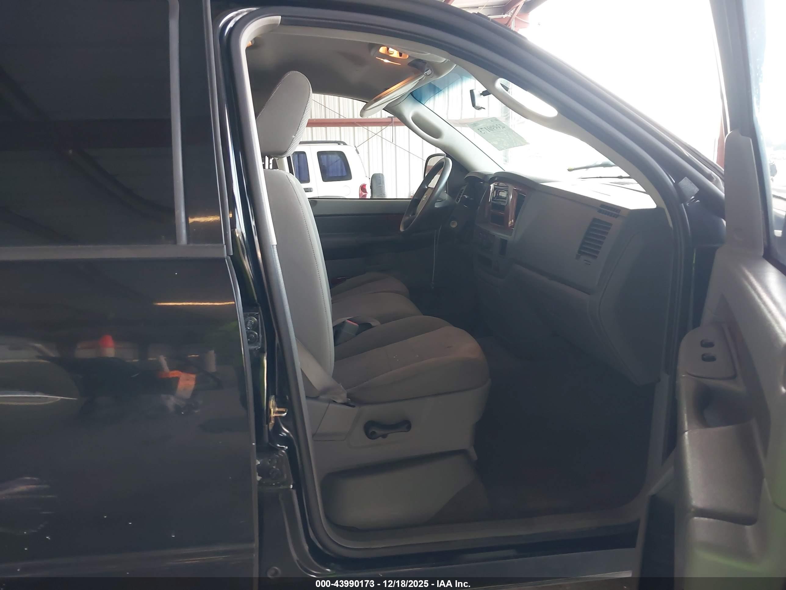 DODGE RAM image 5