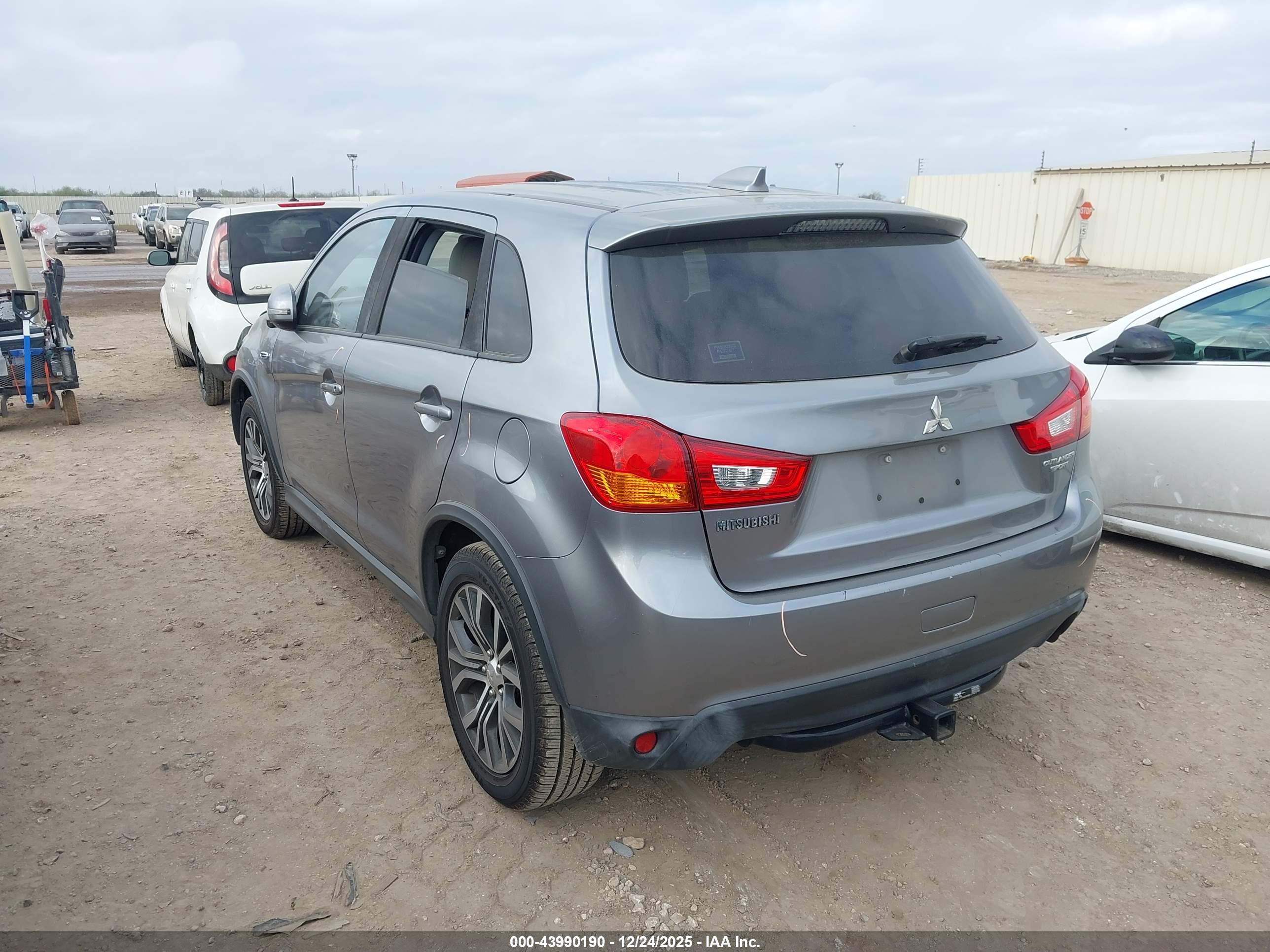 MITSUBISHI OUTLANDER image 3