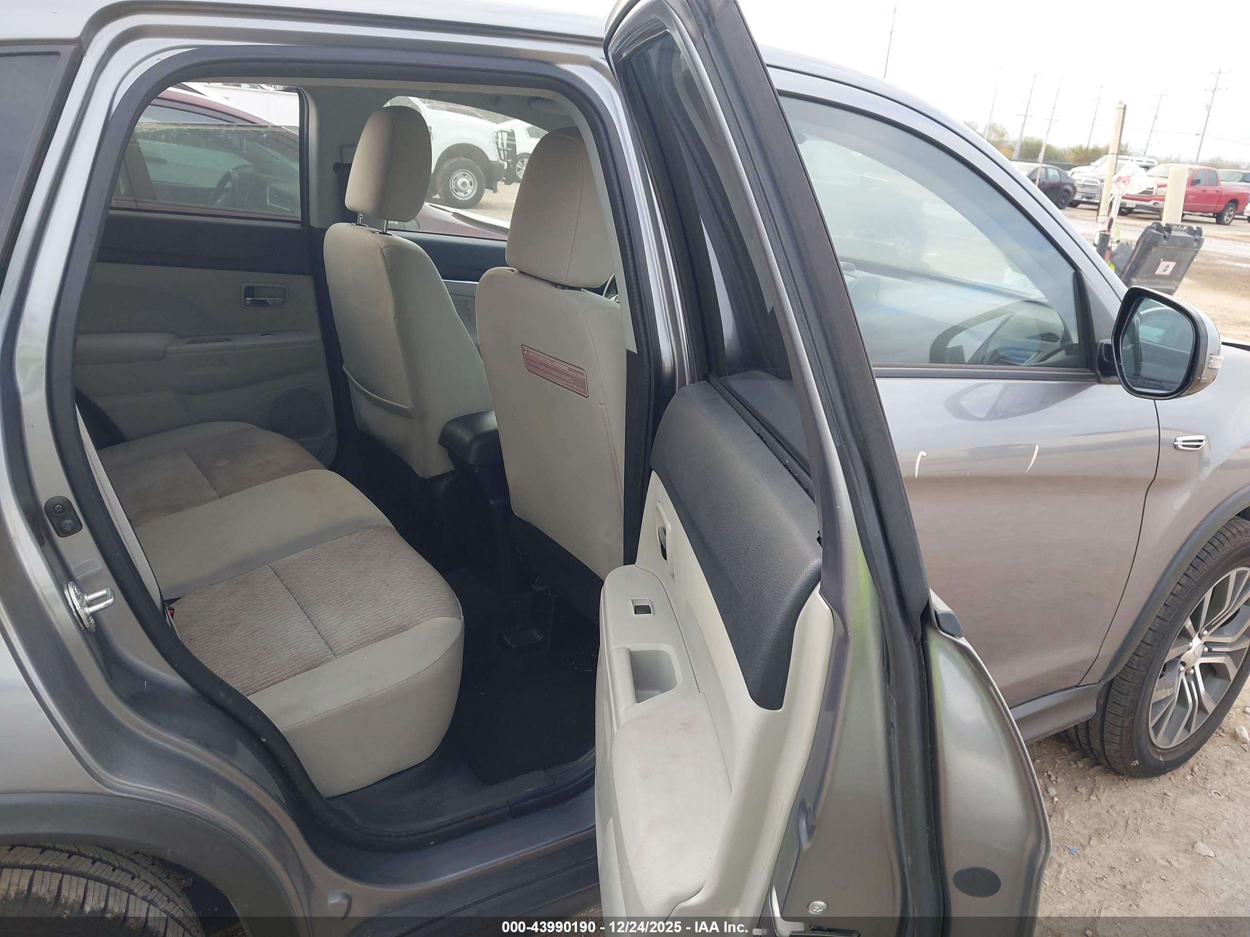 MITSUBISHI OUTLANDER image 8