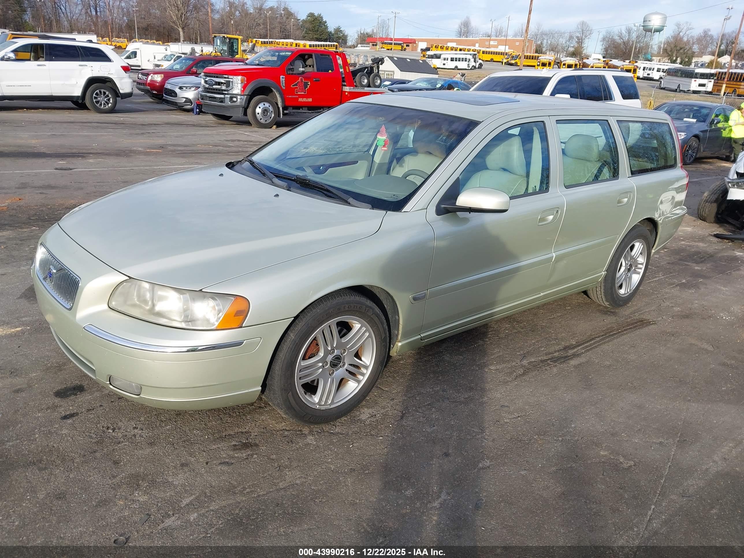 VOLVO V70 image 2