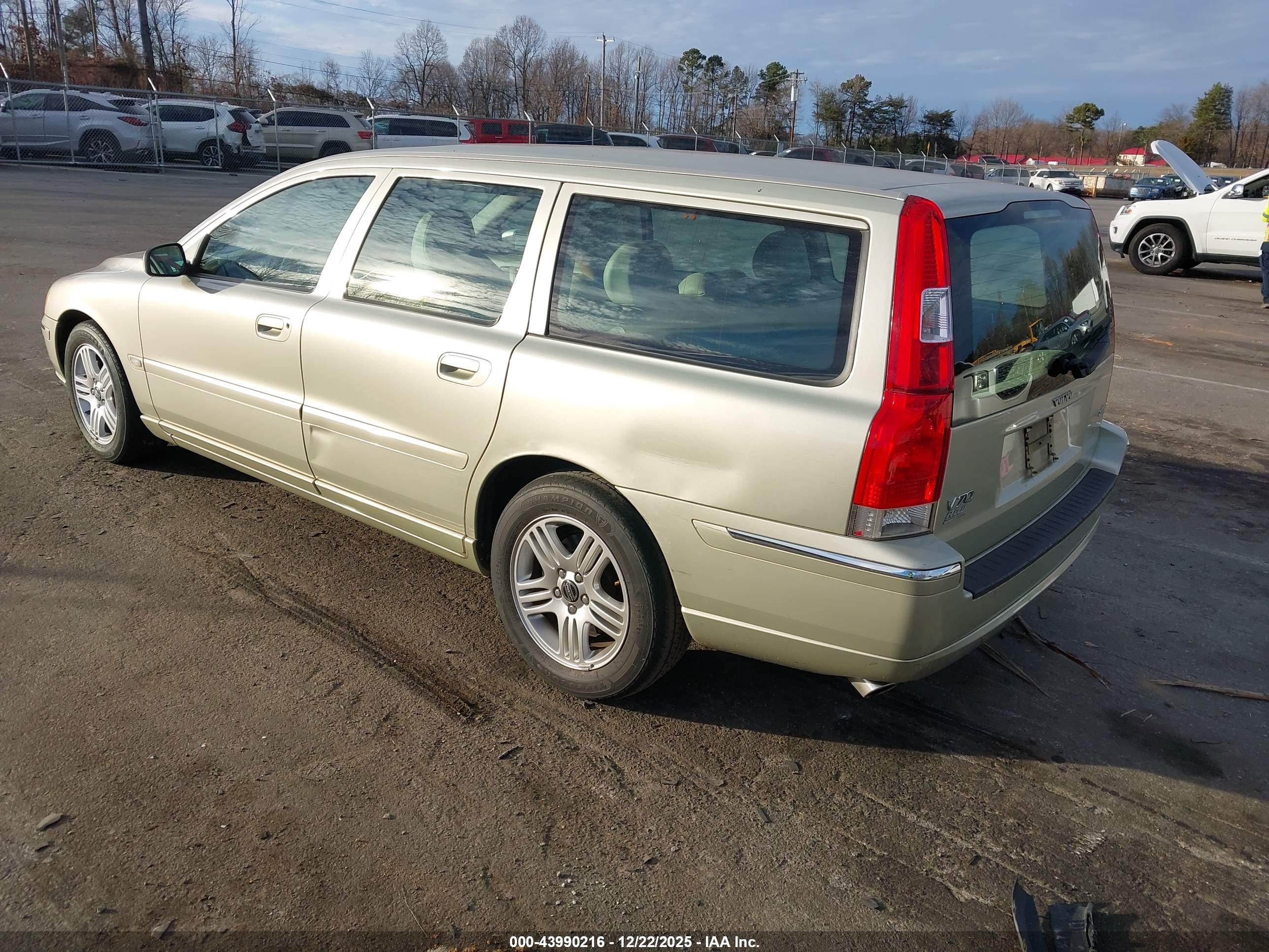 VOLVO V70 image 3