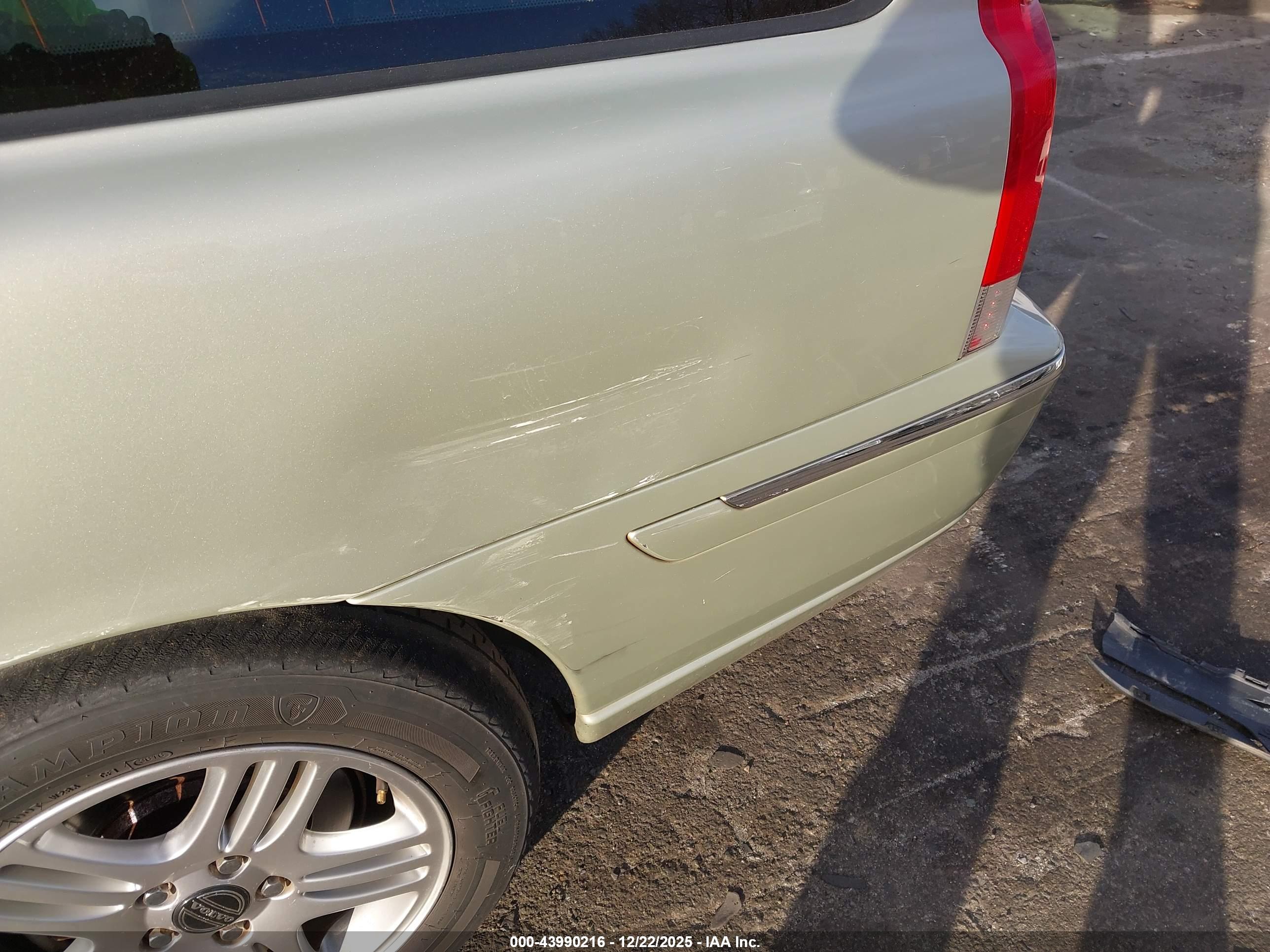 VOLVO V70 image 6