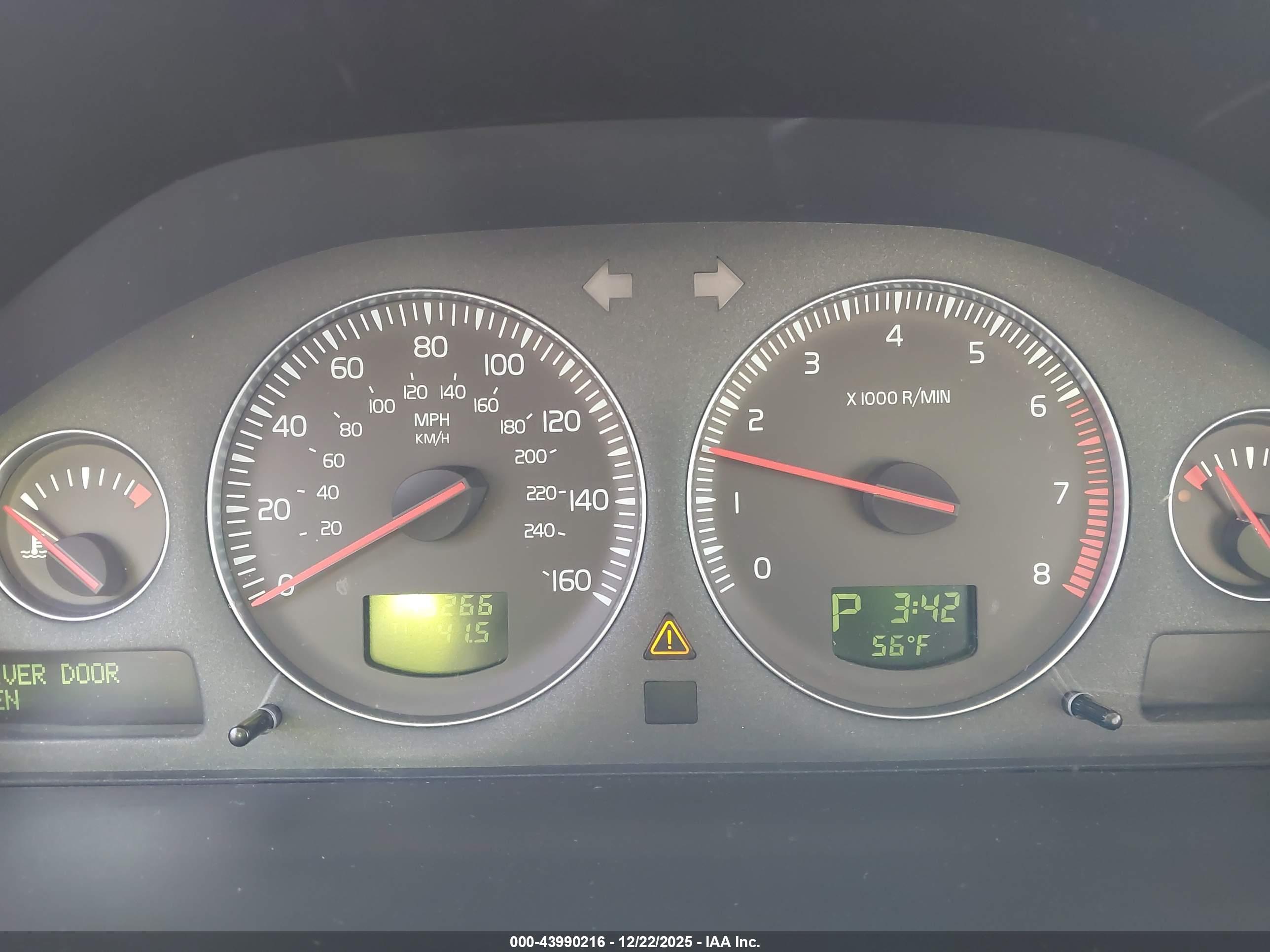 VOLVO V70 image 7