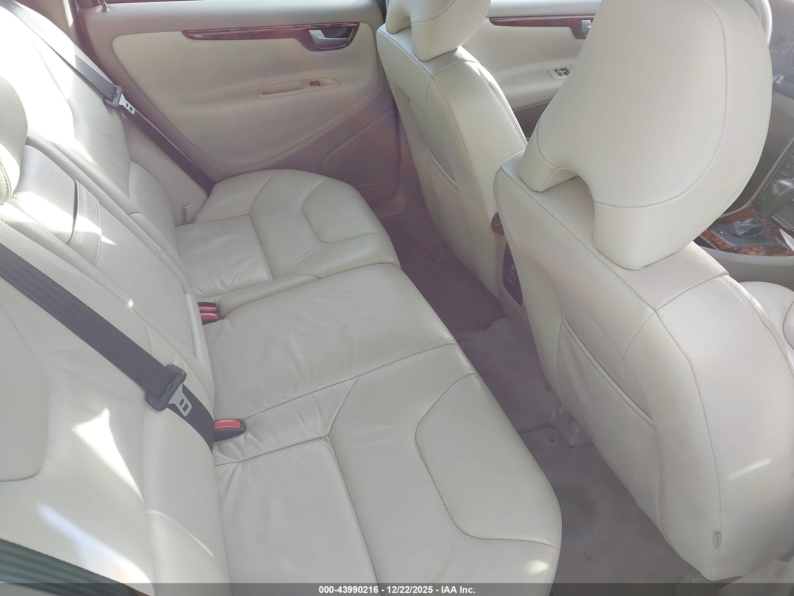 VOLVO V70 image 8