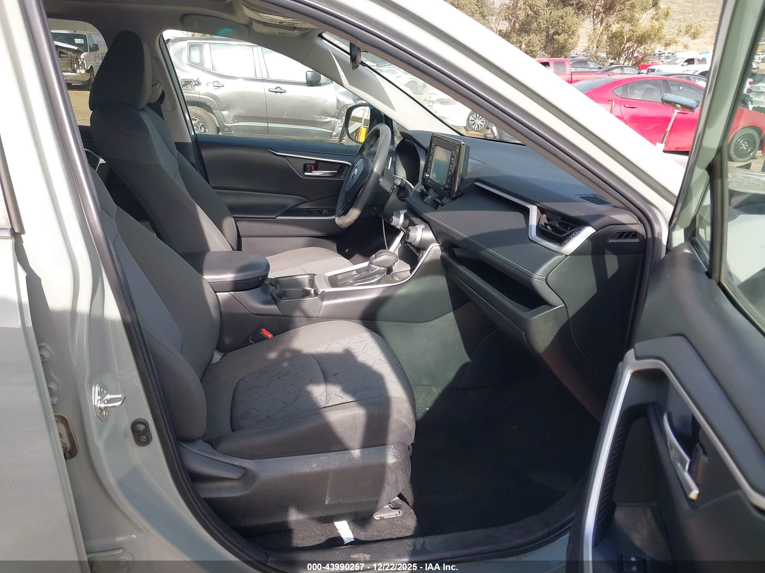 TOYOTA RAV4 image 5