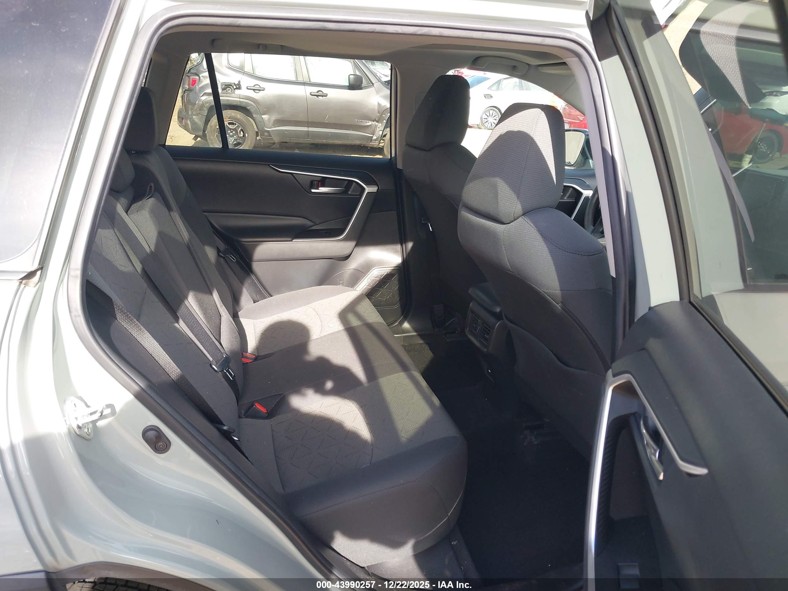 TOYOTA RAV4 image 8