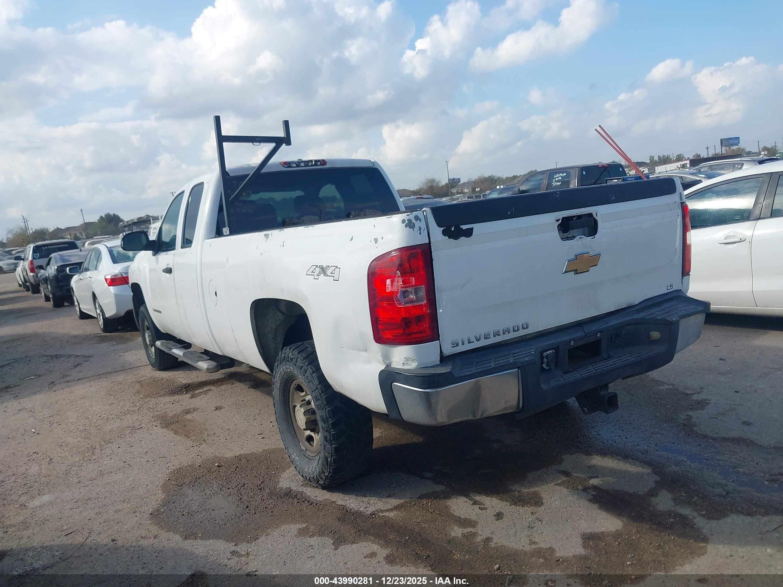 CHEVROLET SILVERADO image 3