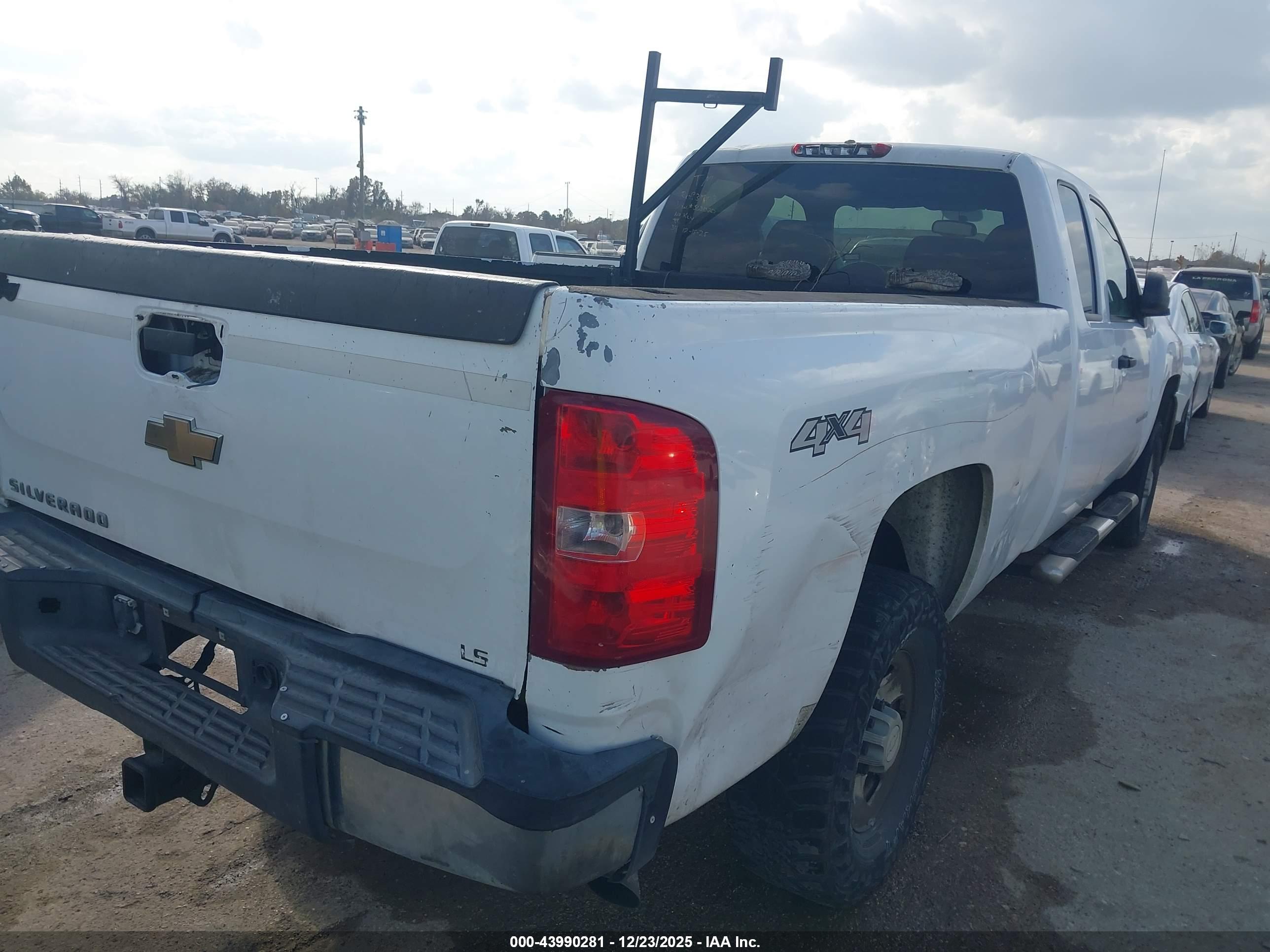 CHEVROLET SILVERADO image 4