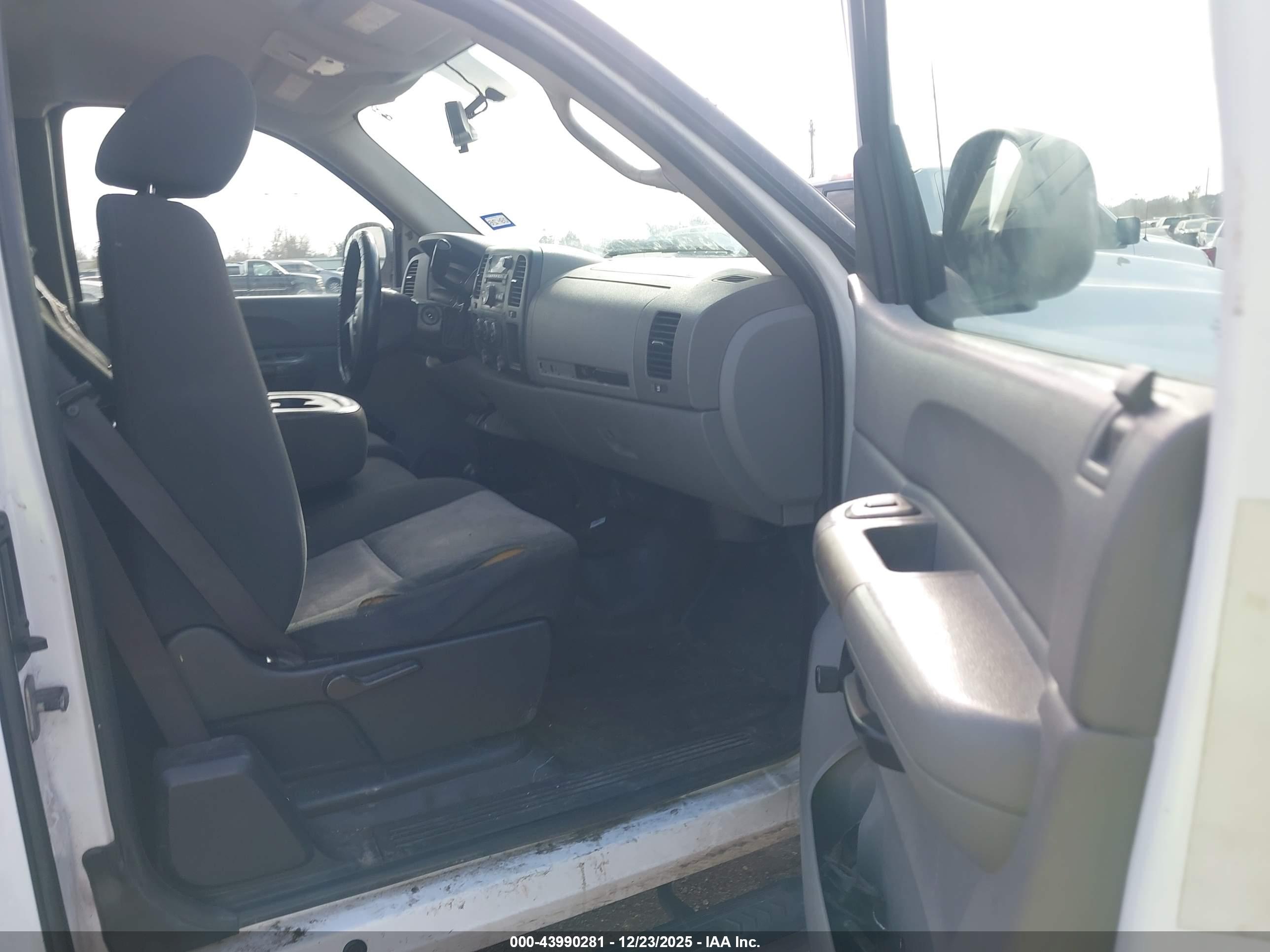 CHEVROLET SILVERADO image 5