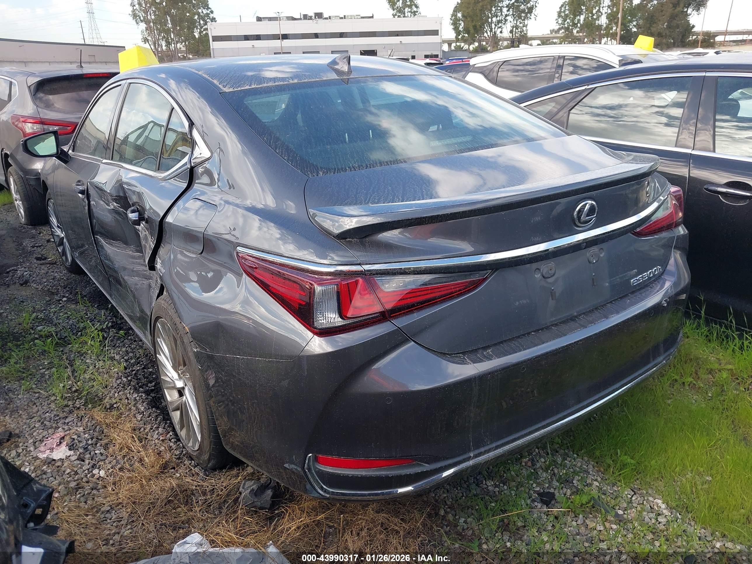 LEXUS ES image 3