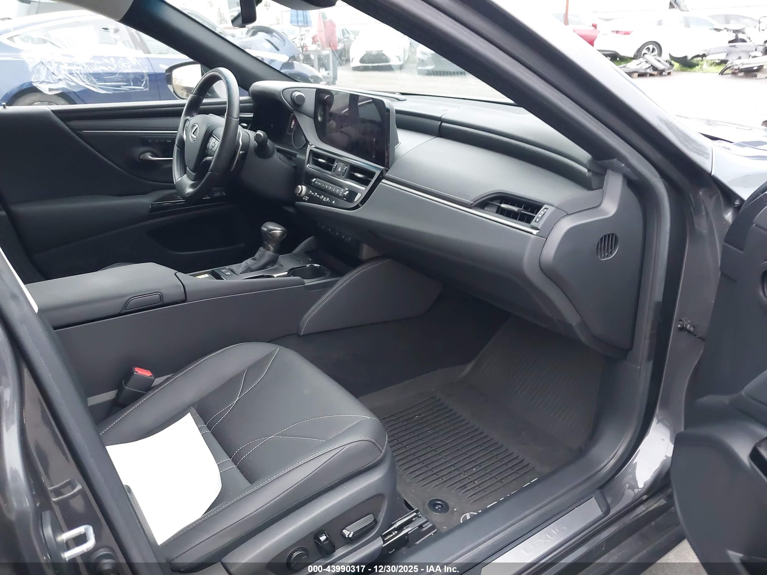 LEXUS ES image 5