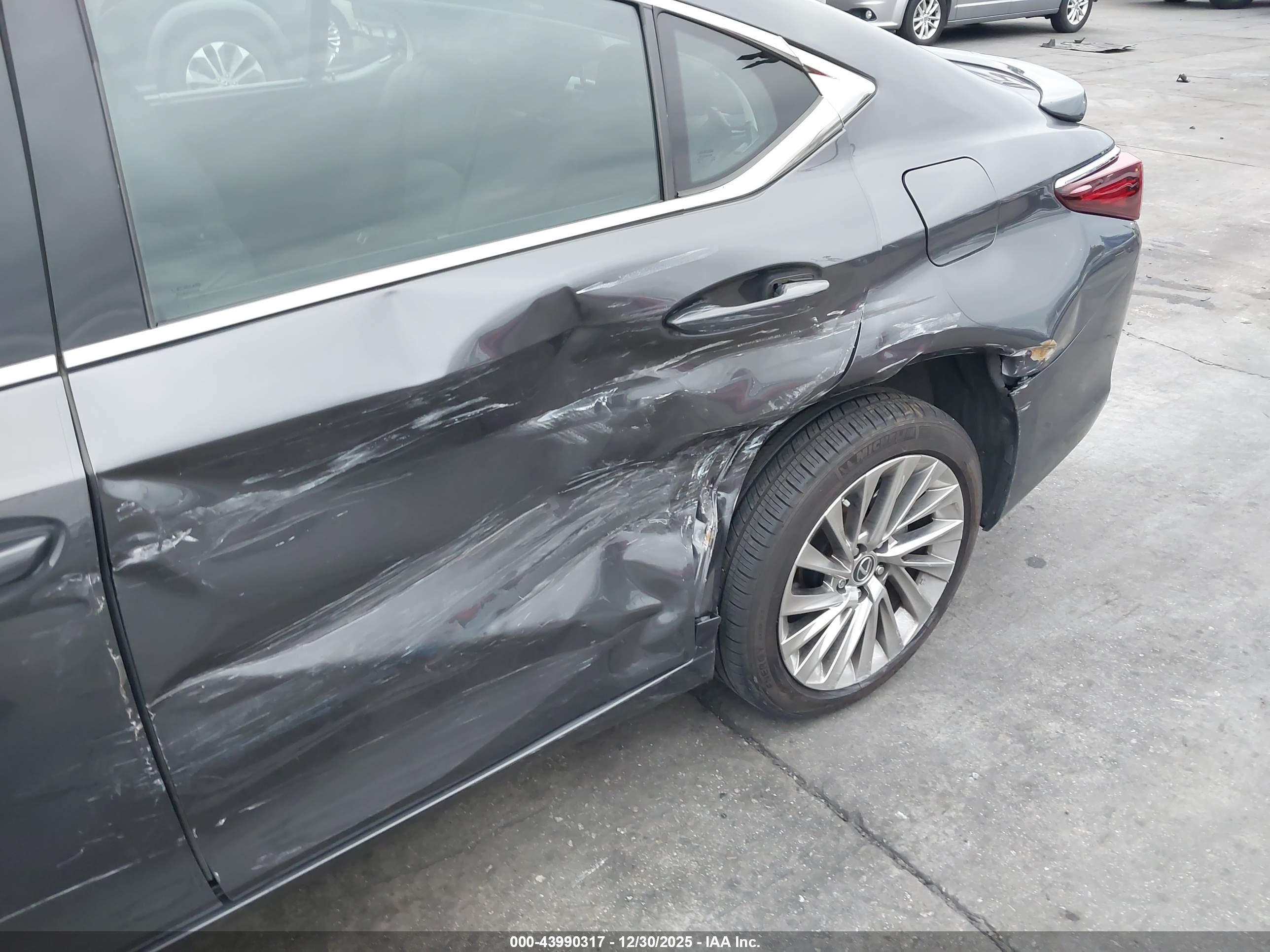 LEXUS ES image 6