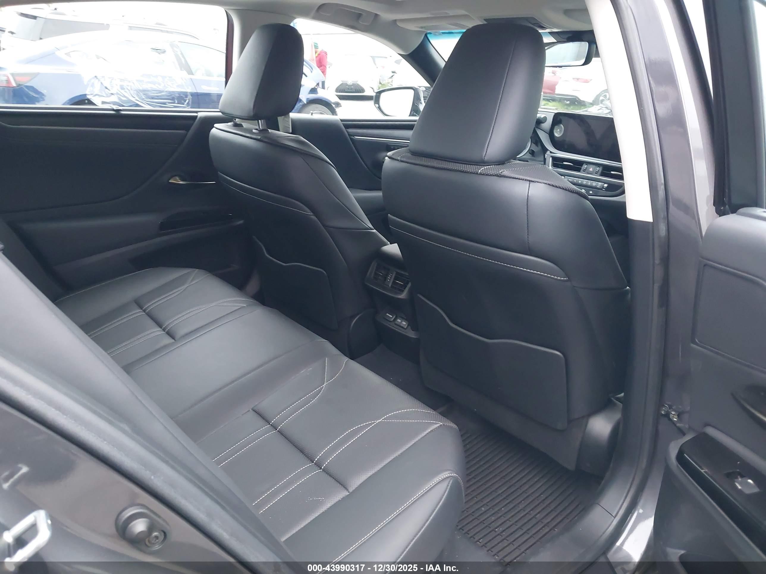 LEXUS ES image 8
