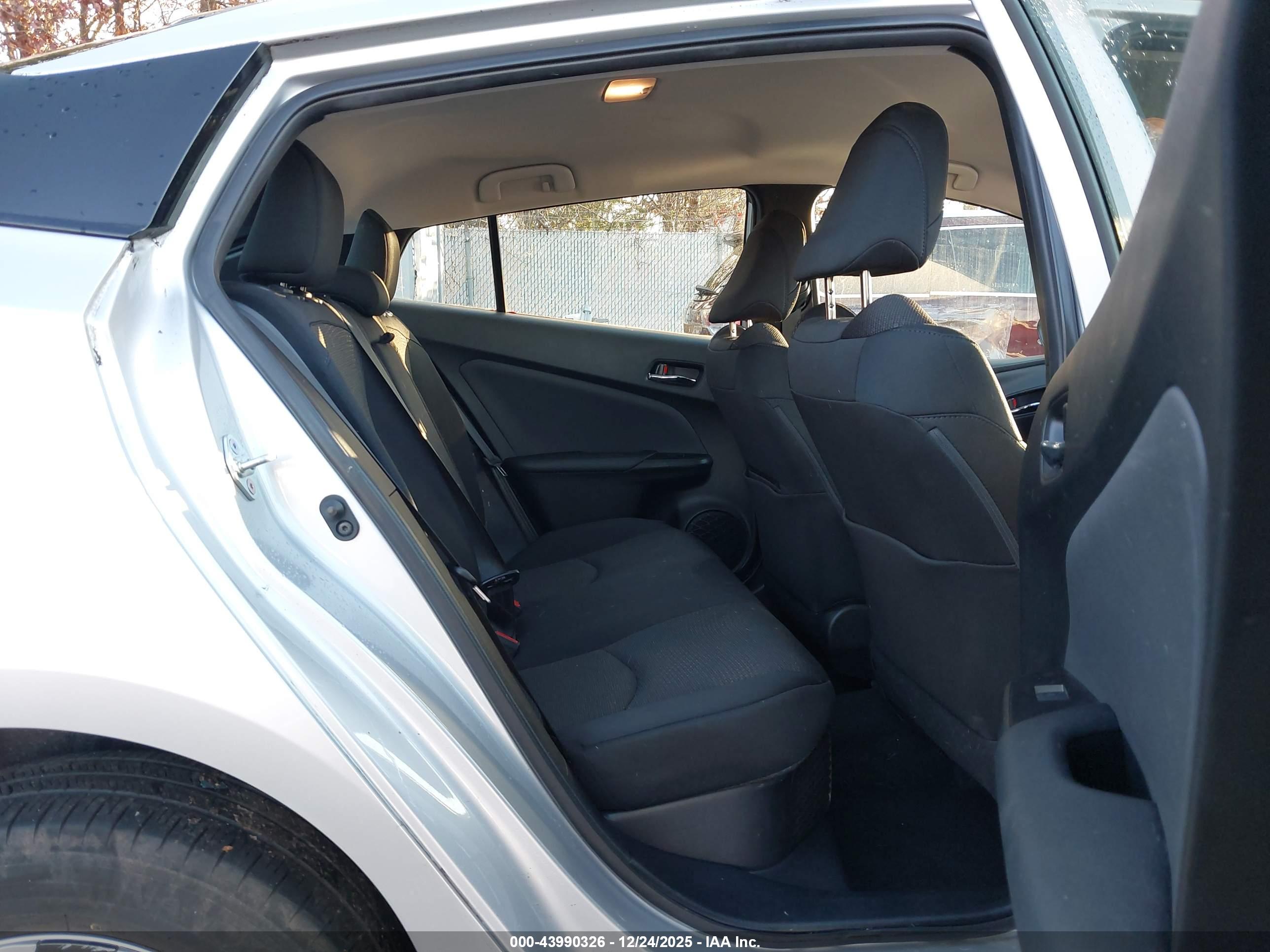 TOYOTA PRIUS image 8