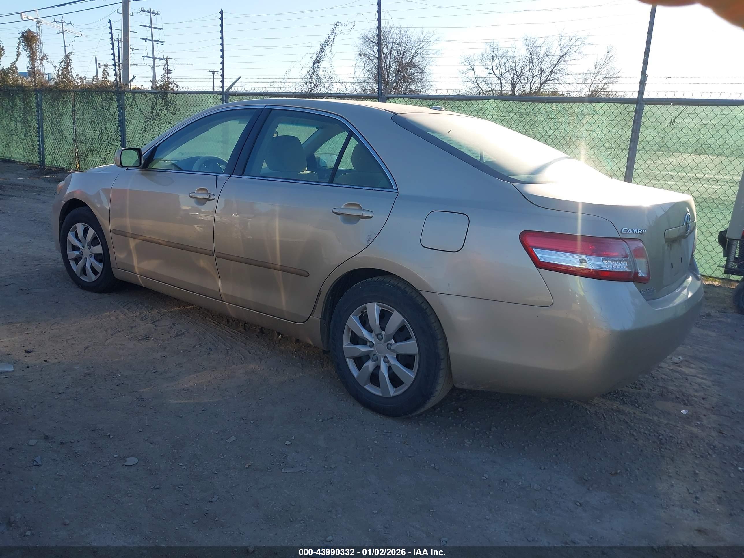 TOYOTA CAMRY image 3