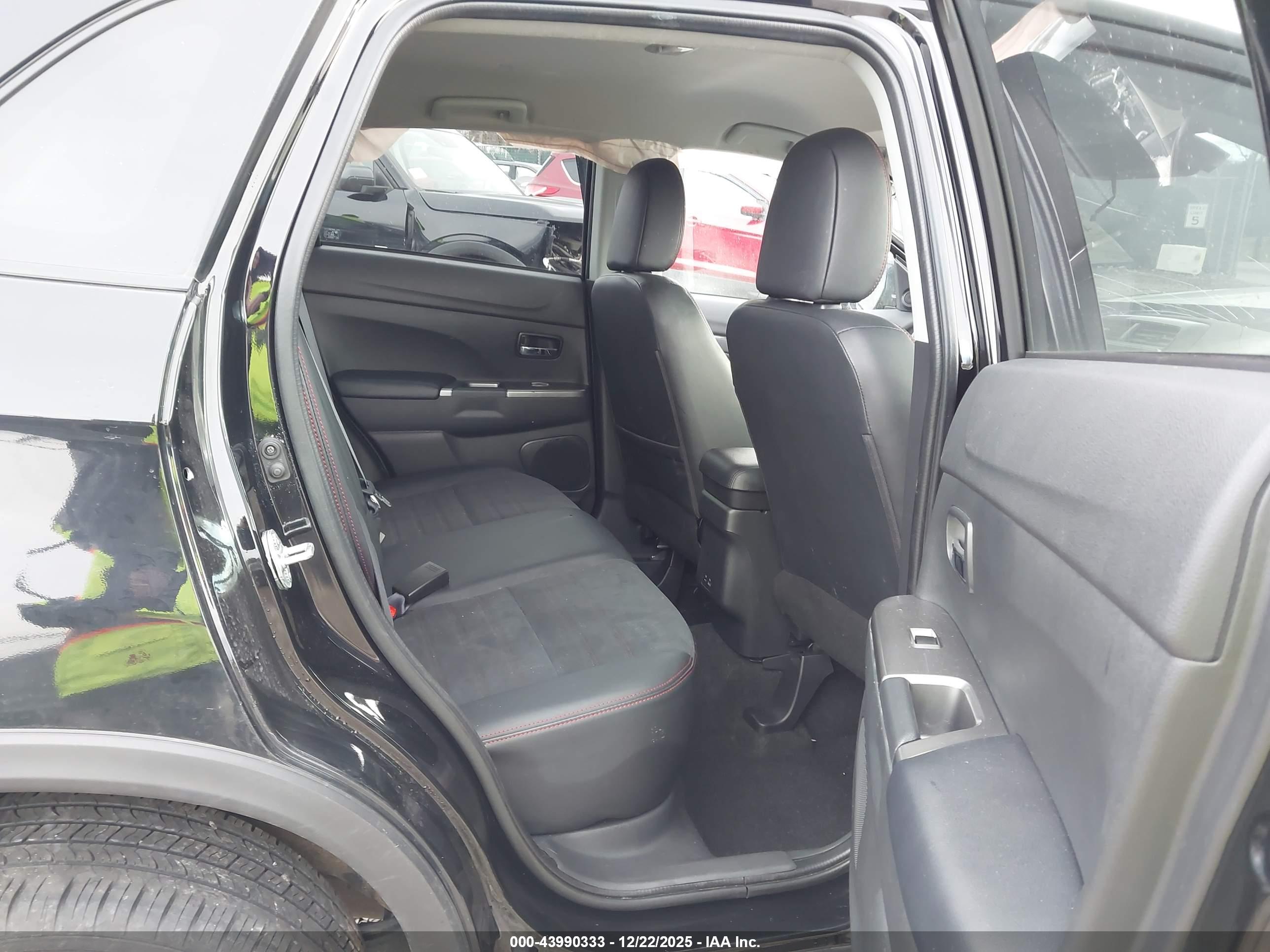 MITSUBISHI OUTLANDER image 8