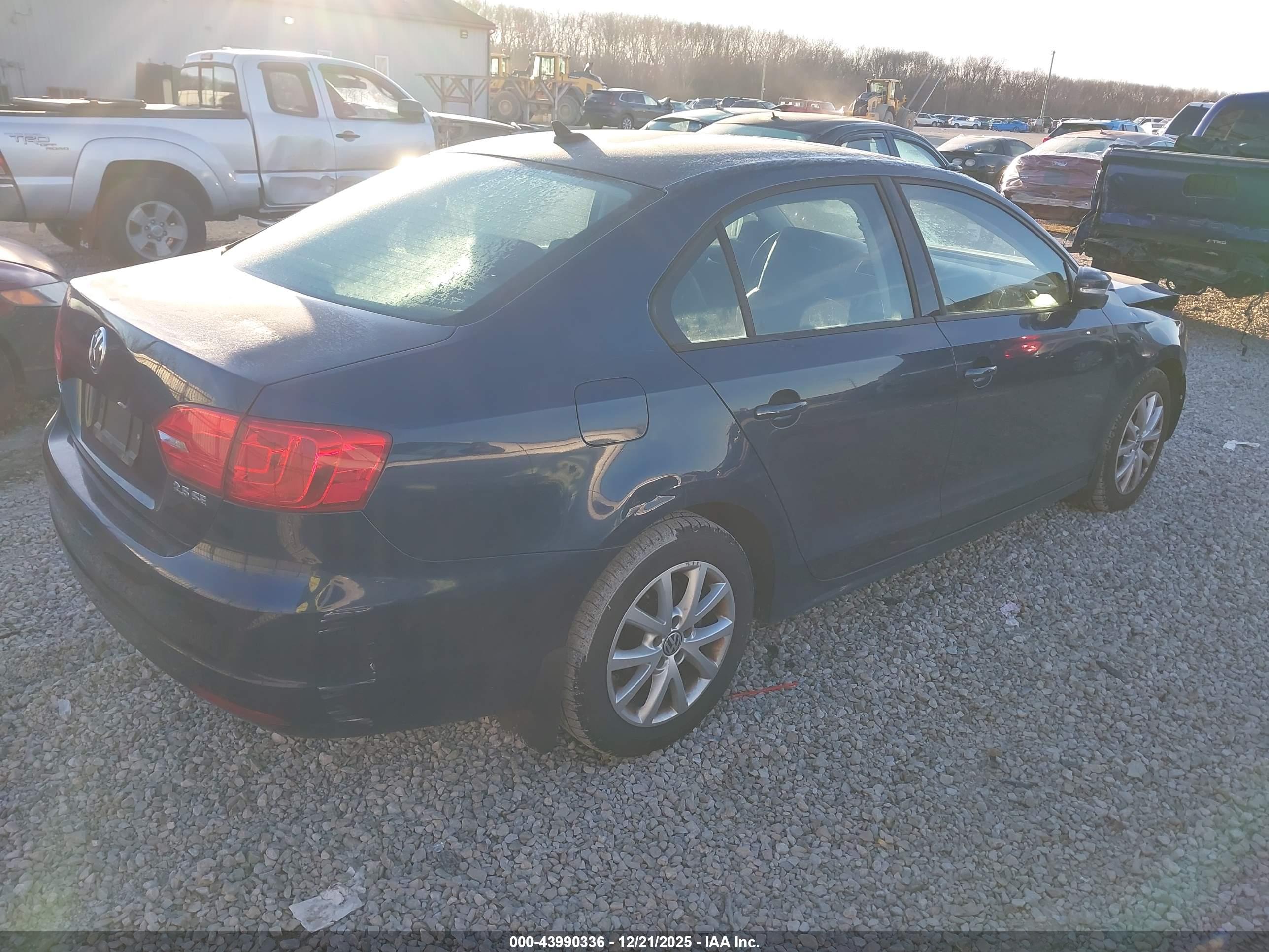 VOLKSWAGEN JETTA image 4