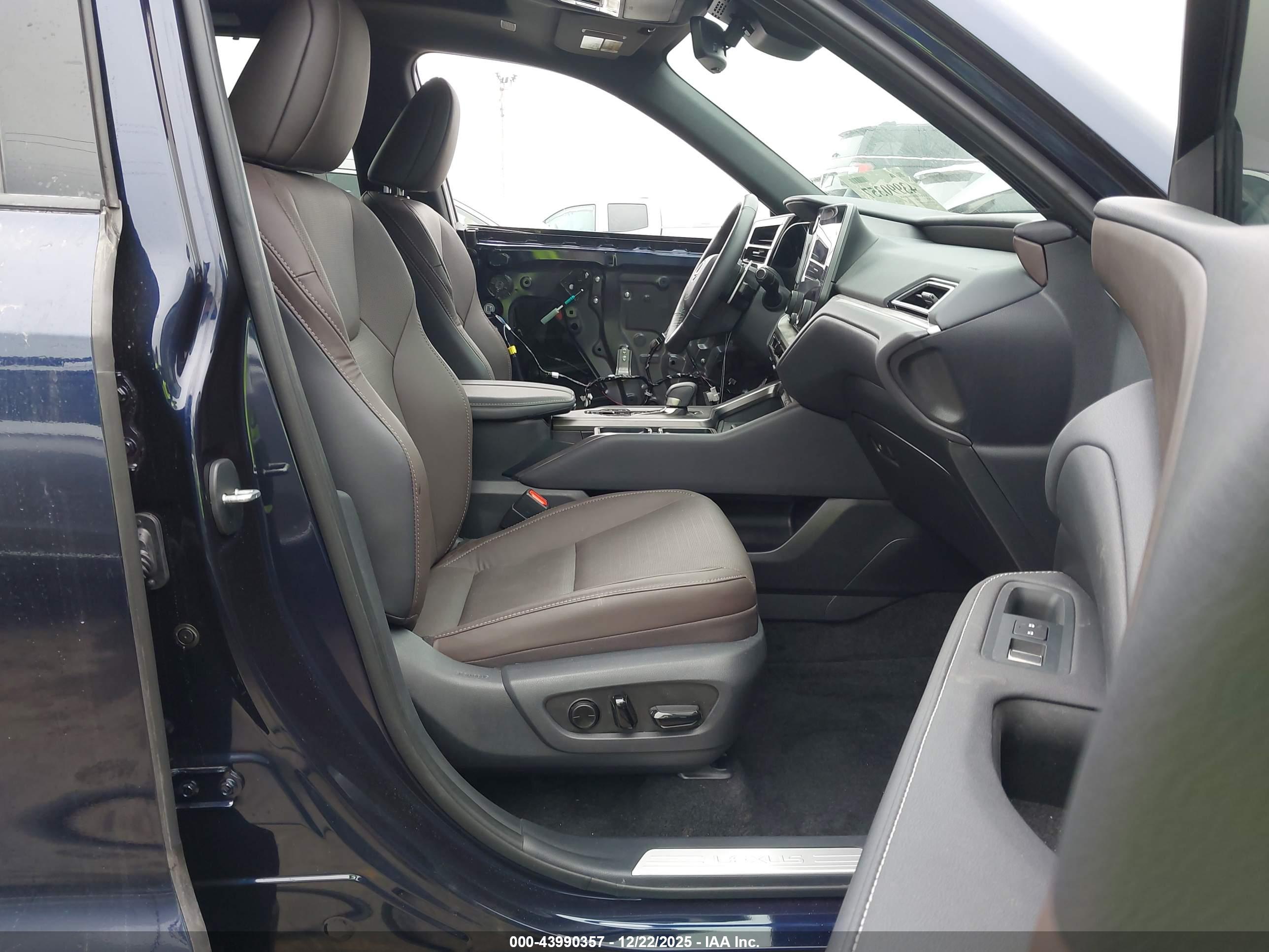 LEXUS TX image 5