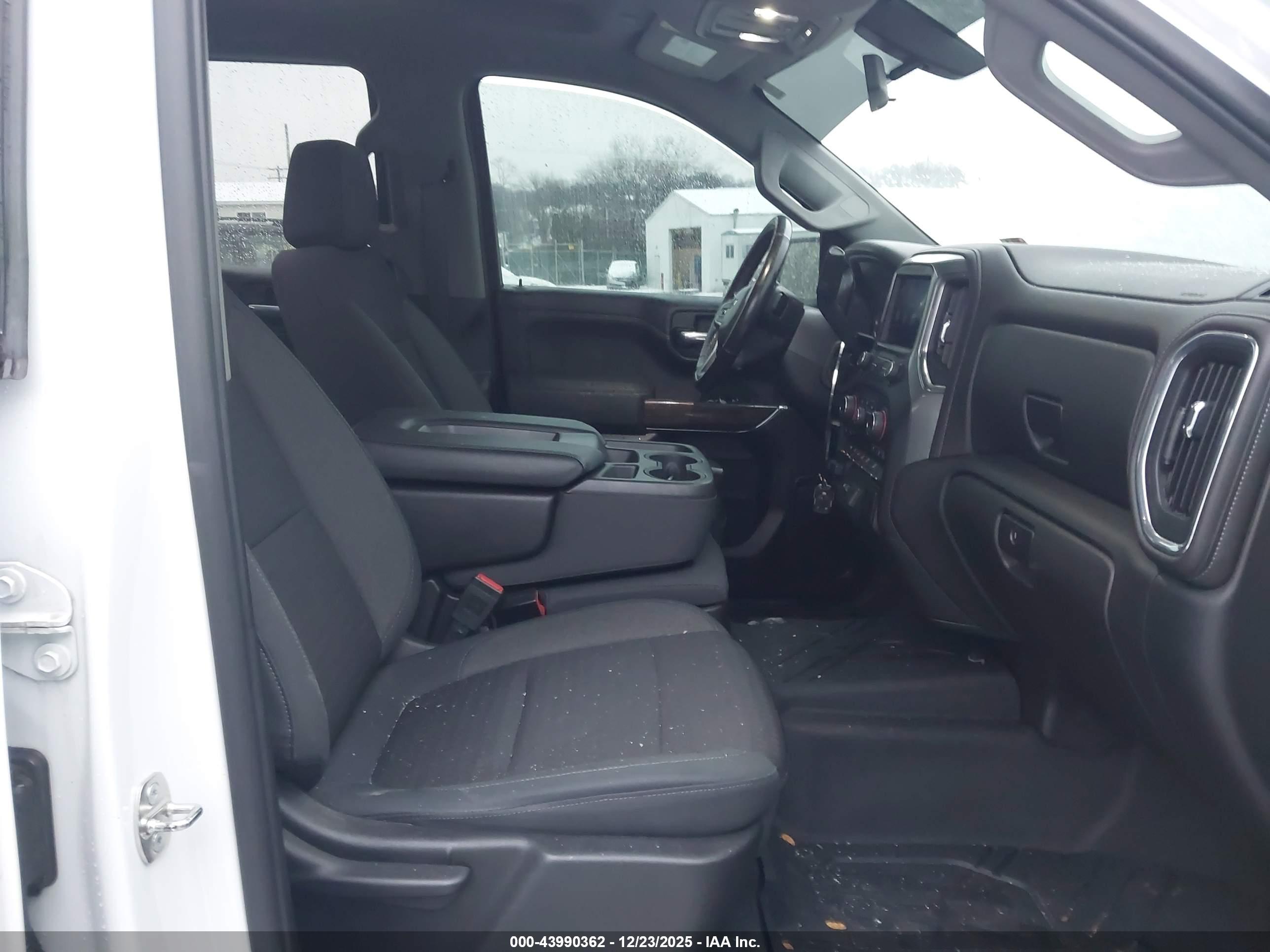 CHEVROLET SILVERADO image 5
