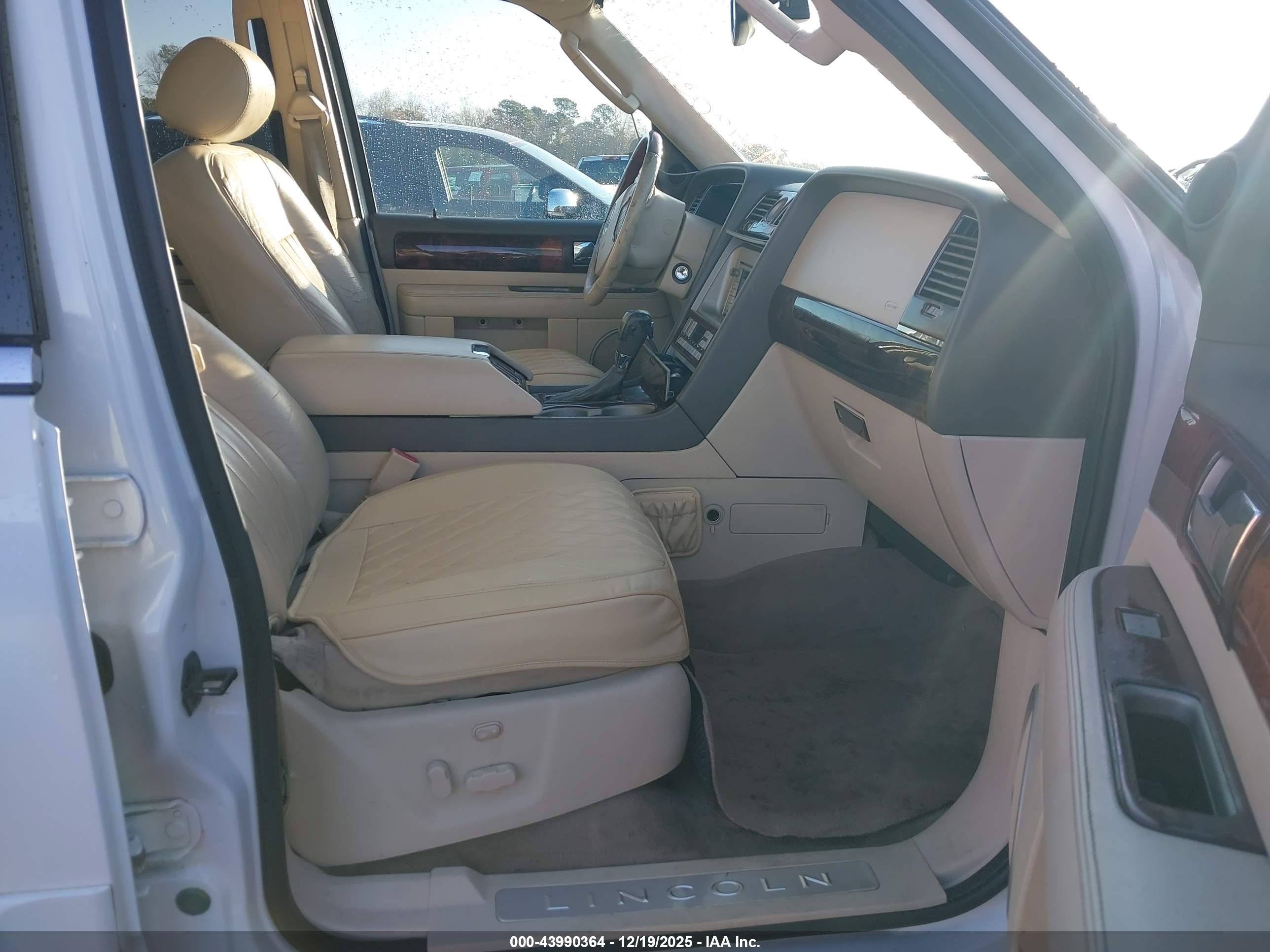 LINCOLN NAVIGATOR image 5