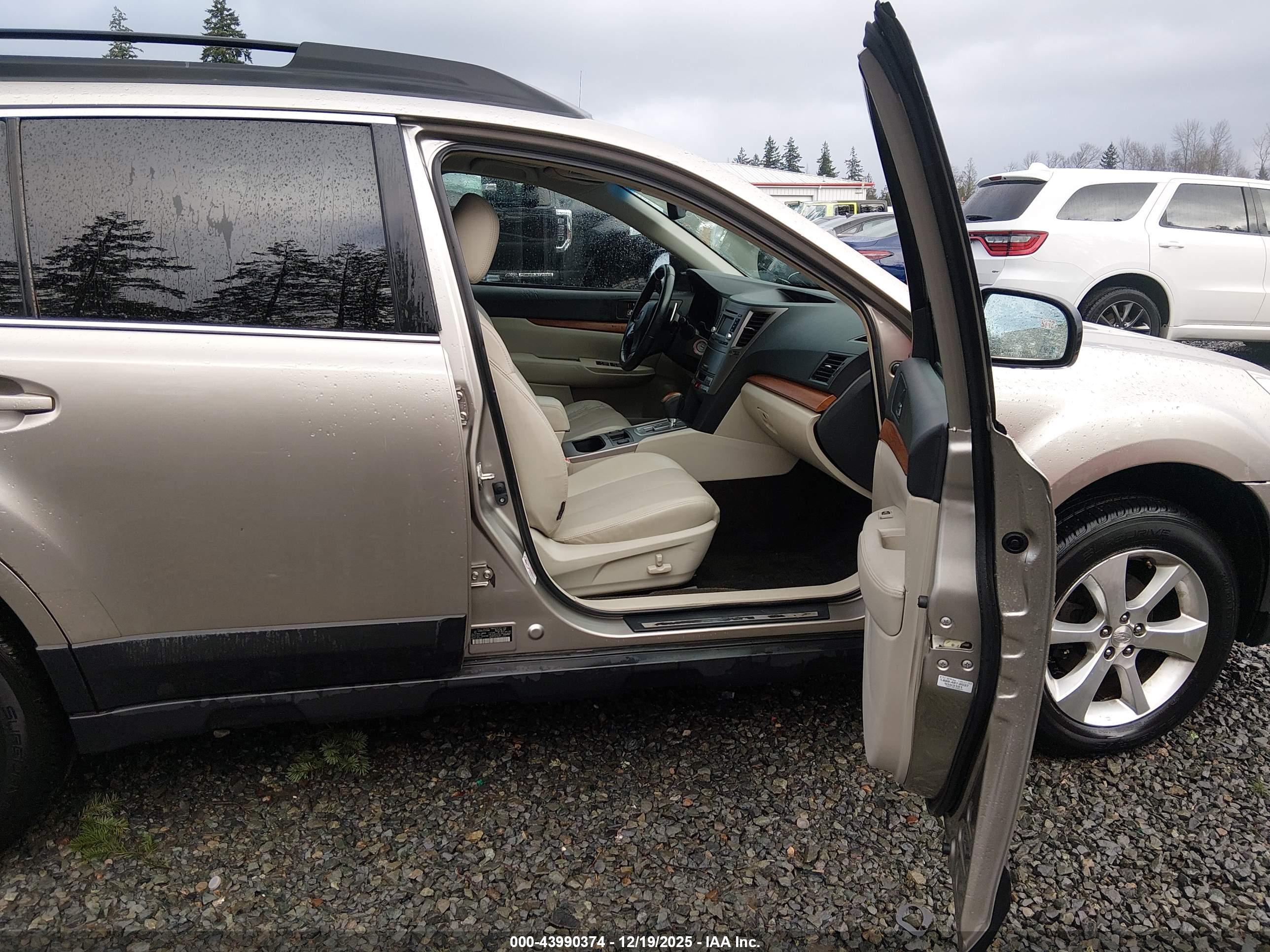 SUBARU OUTBACK image 5