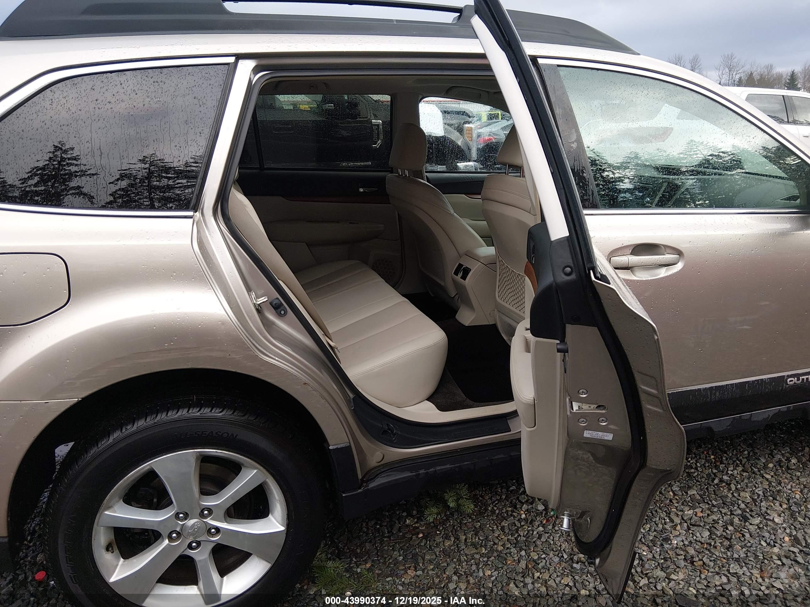 SUBARU OUTBACK image 8
