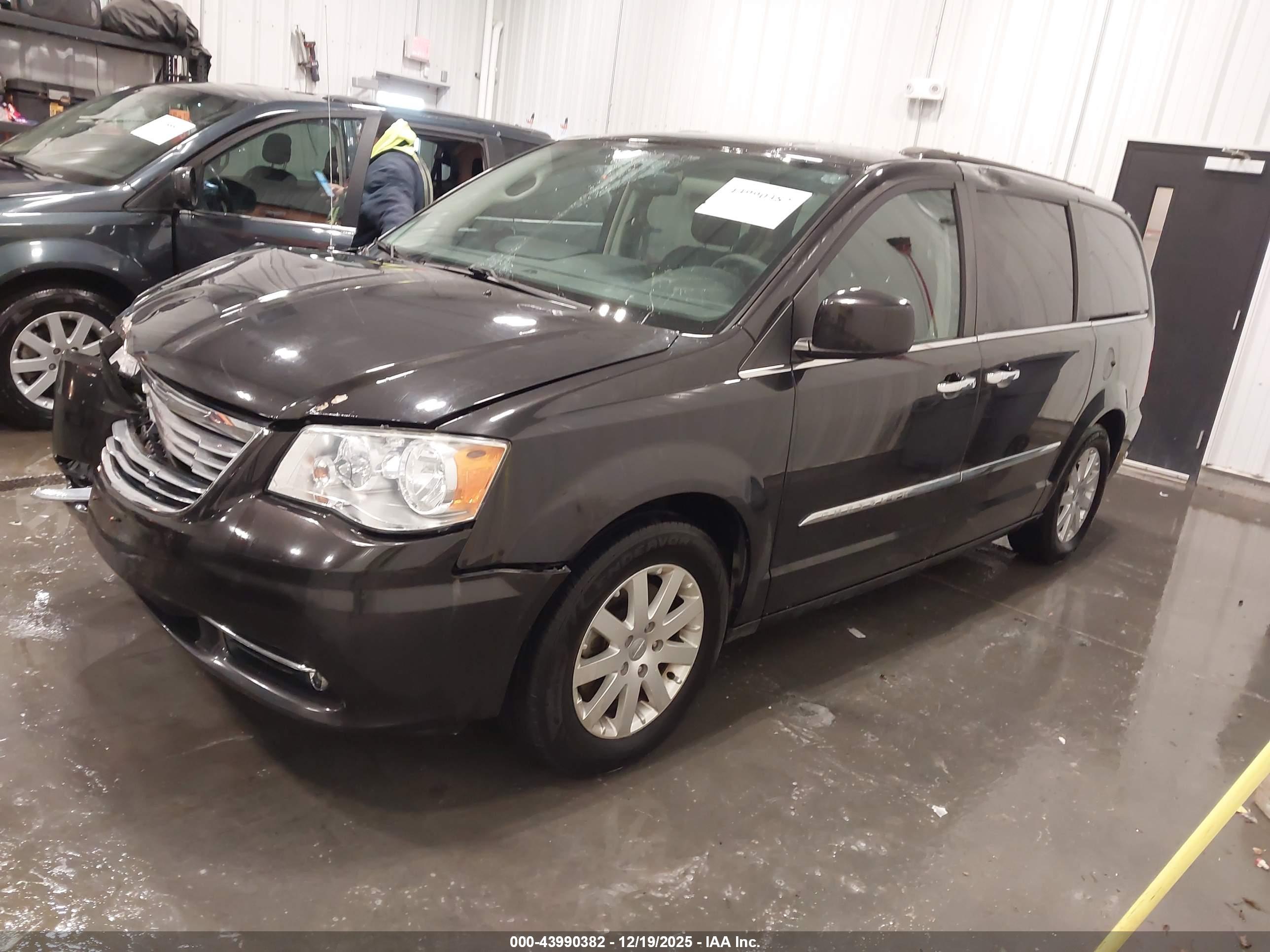 CHRYSLER TOWN image 2
