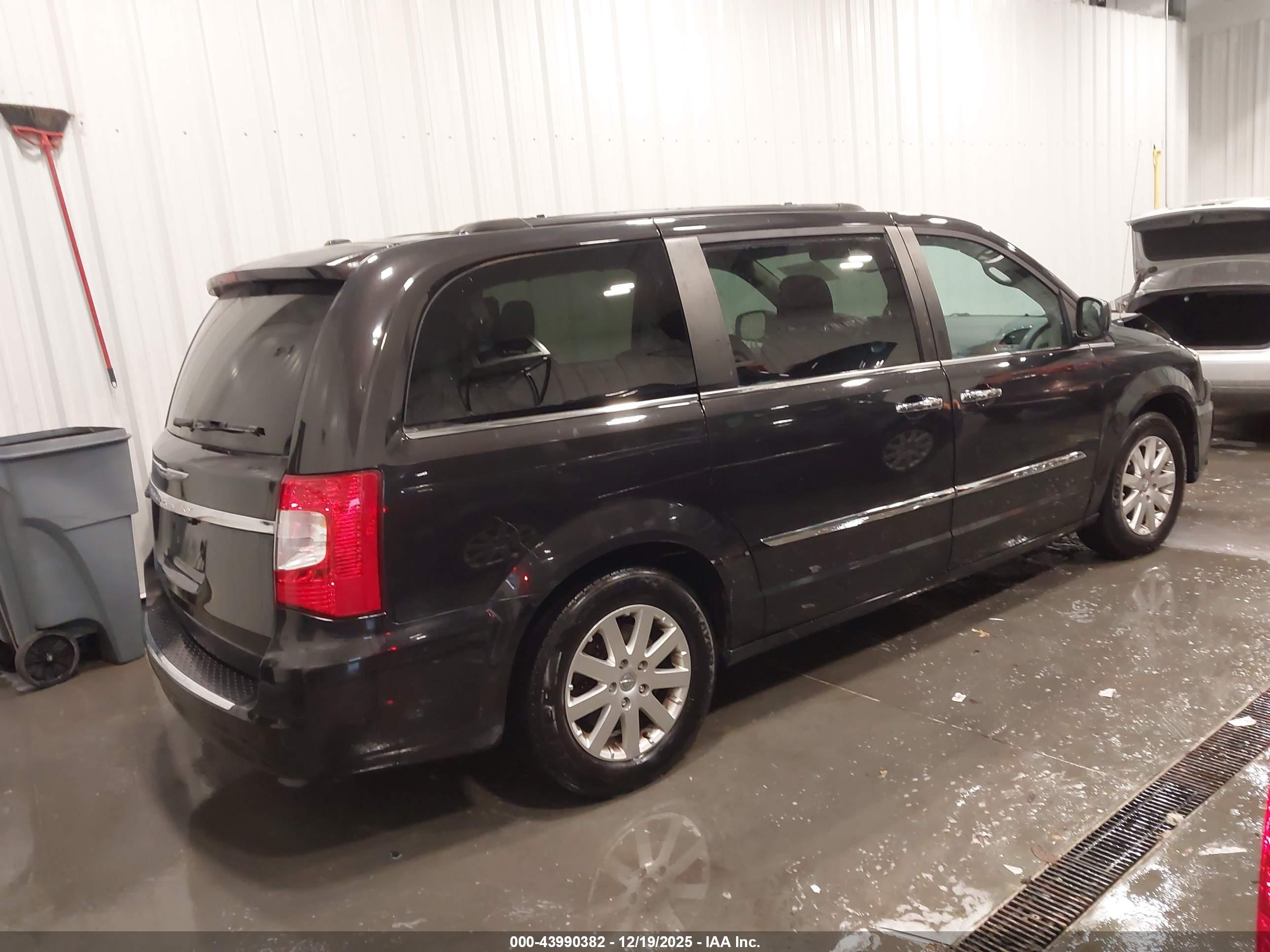 CHRYSLER TOWN image 4