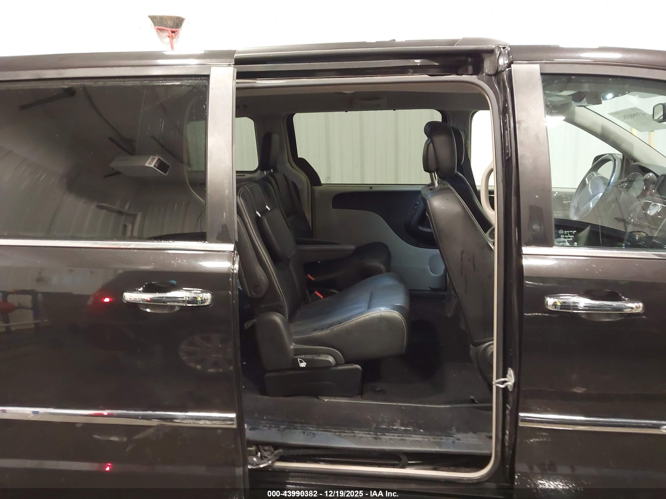 CHRYSLER TOWN image 8