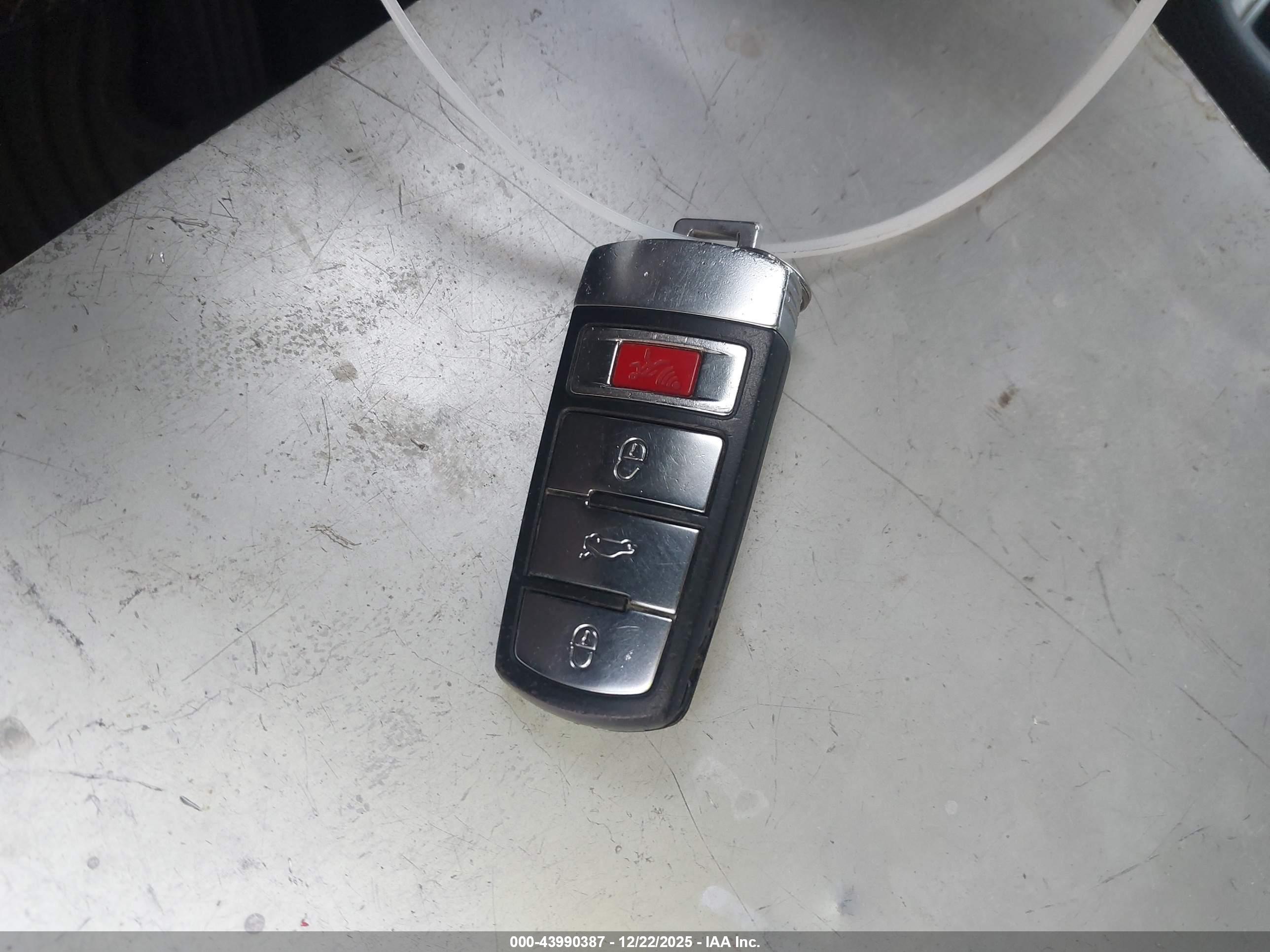 VOLKSWAGEN CC image 11