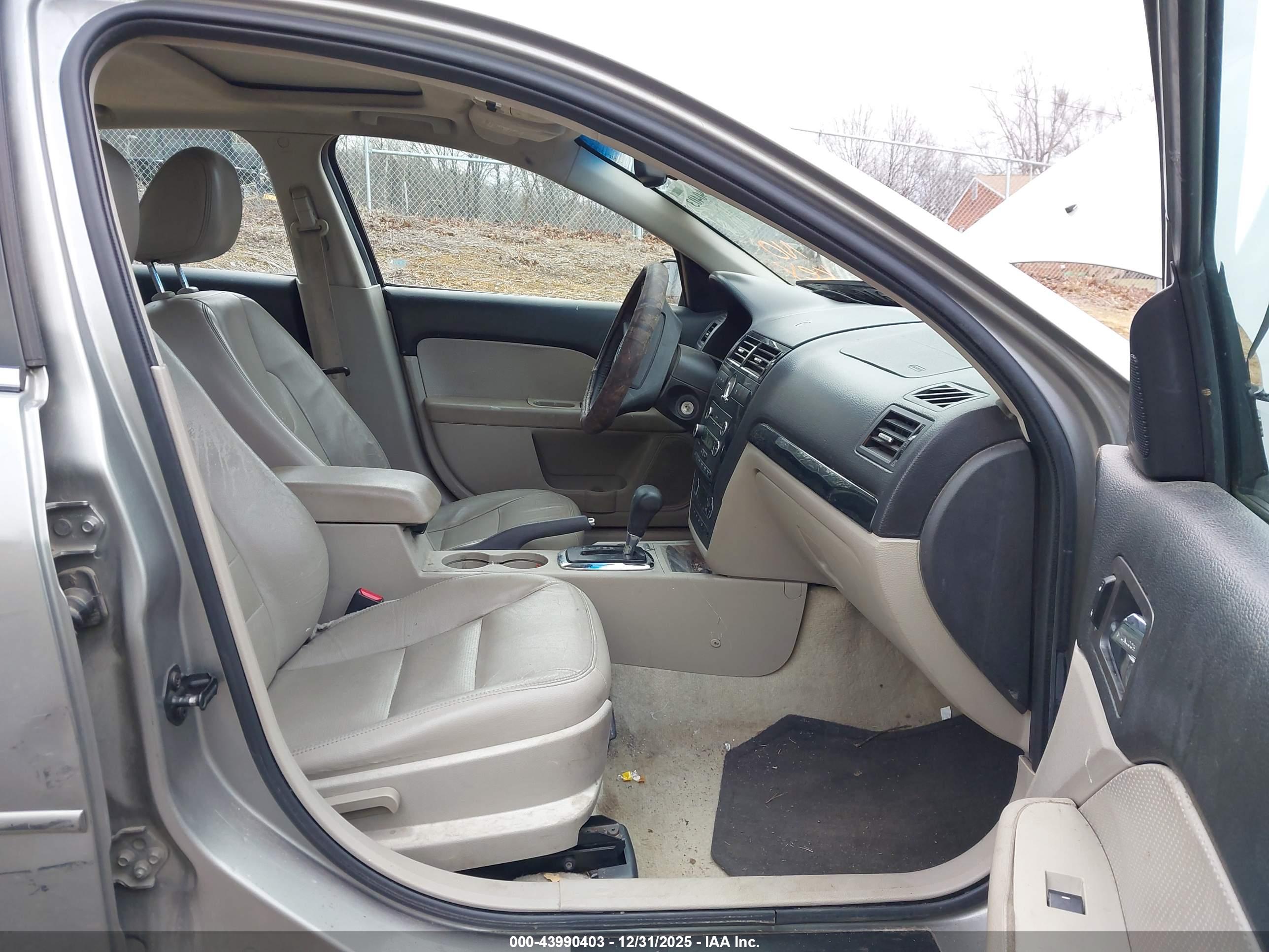 FORD FUSION image 5