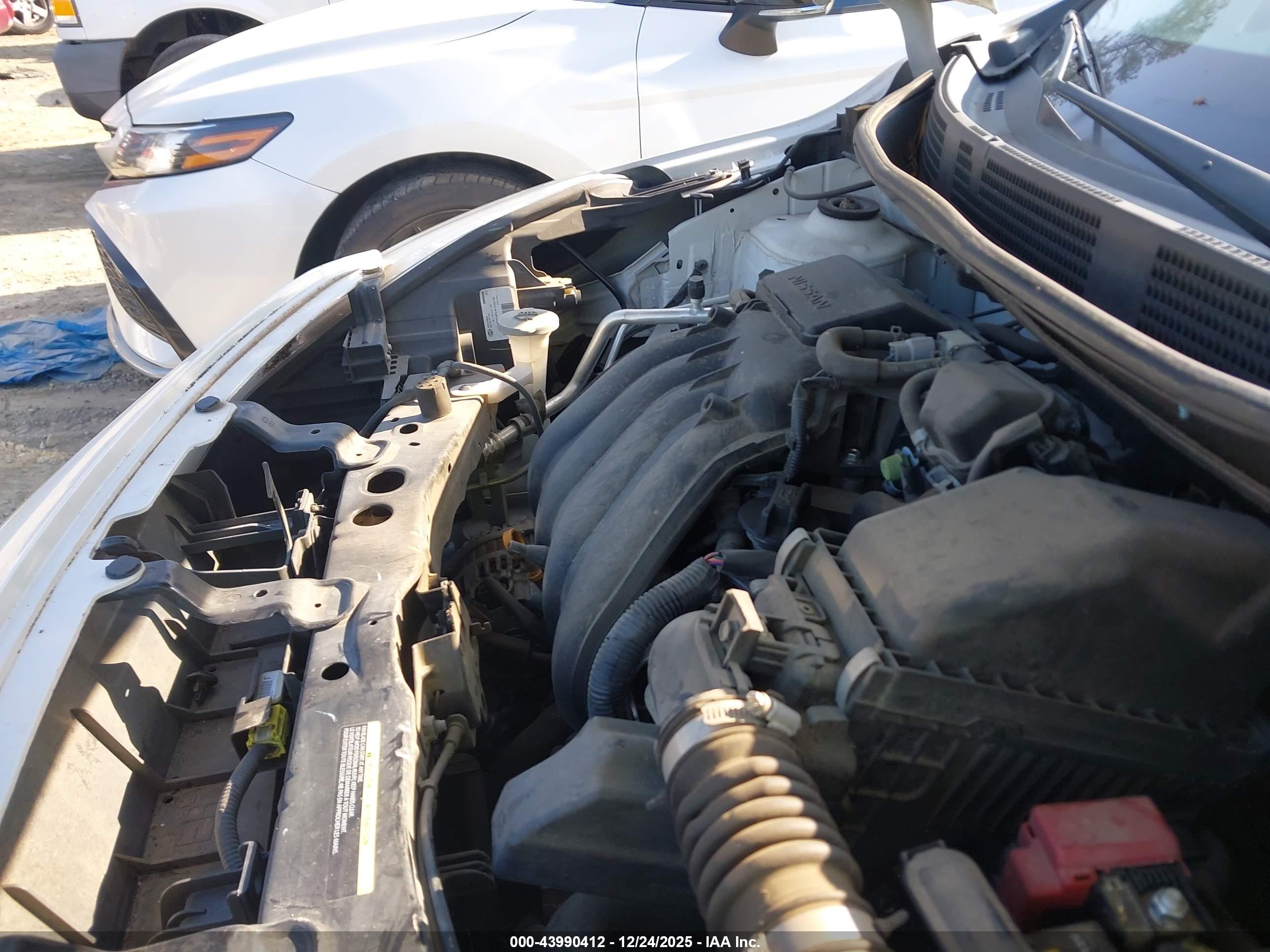 NISSAN VERSA image 10