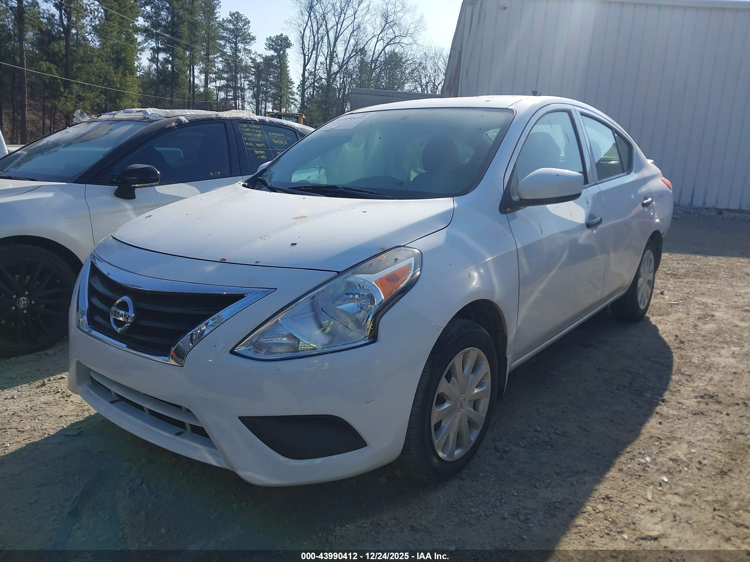NISSAN VERSA image 2