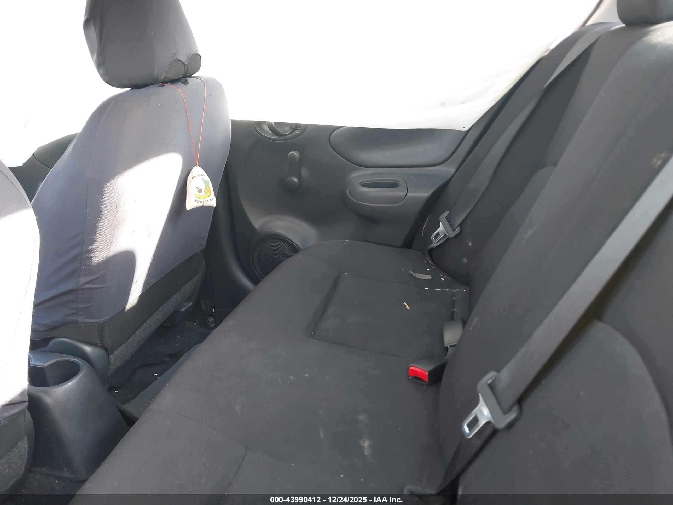 NISSAN VERSA image 8