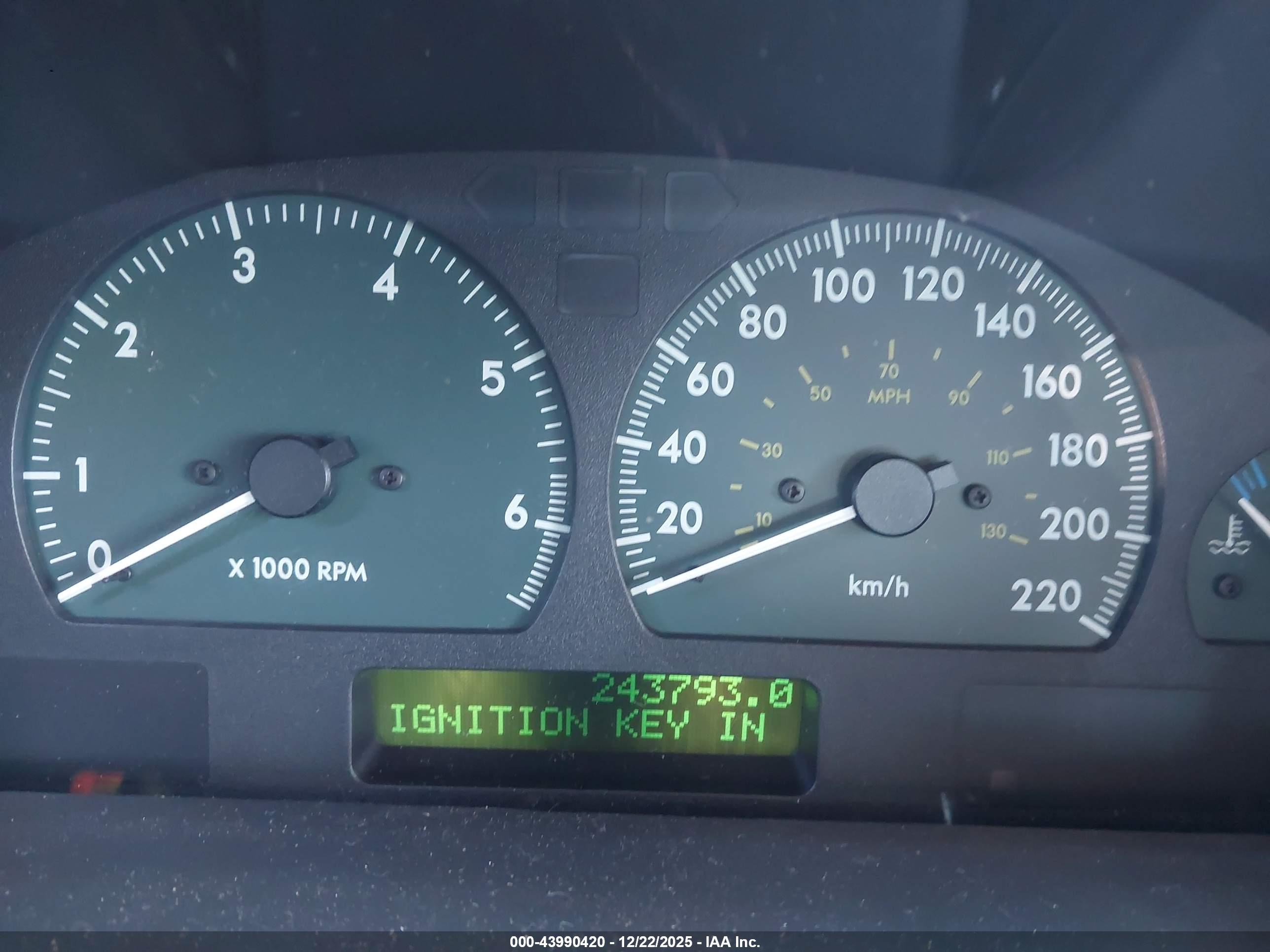 LAND ROVER image 7