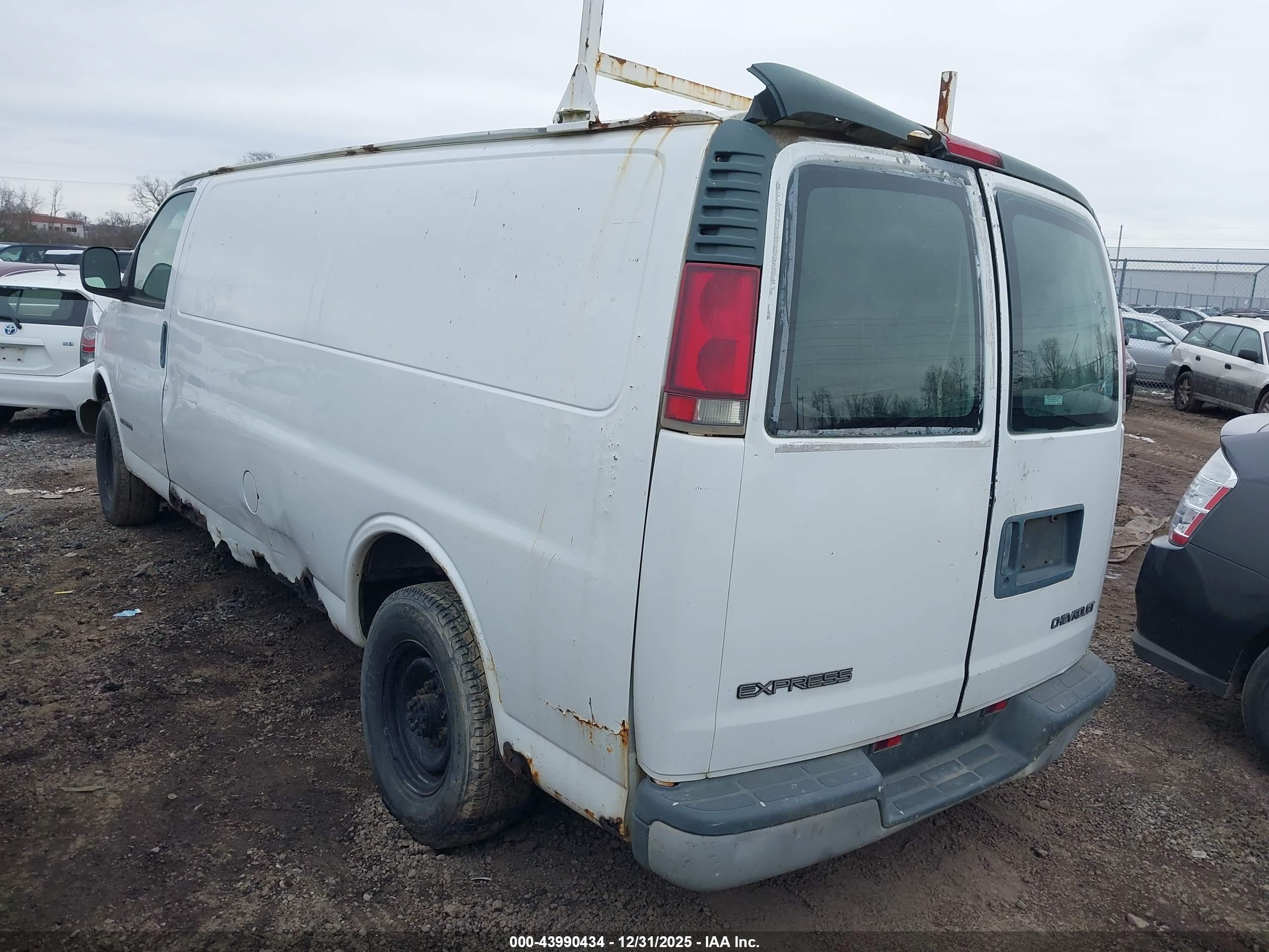 CHEVROLET EXPRESS image 3