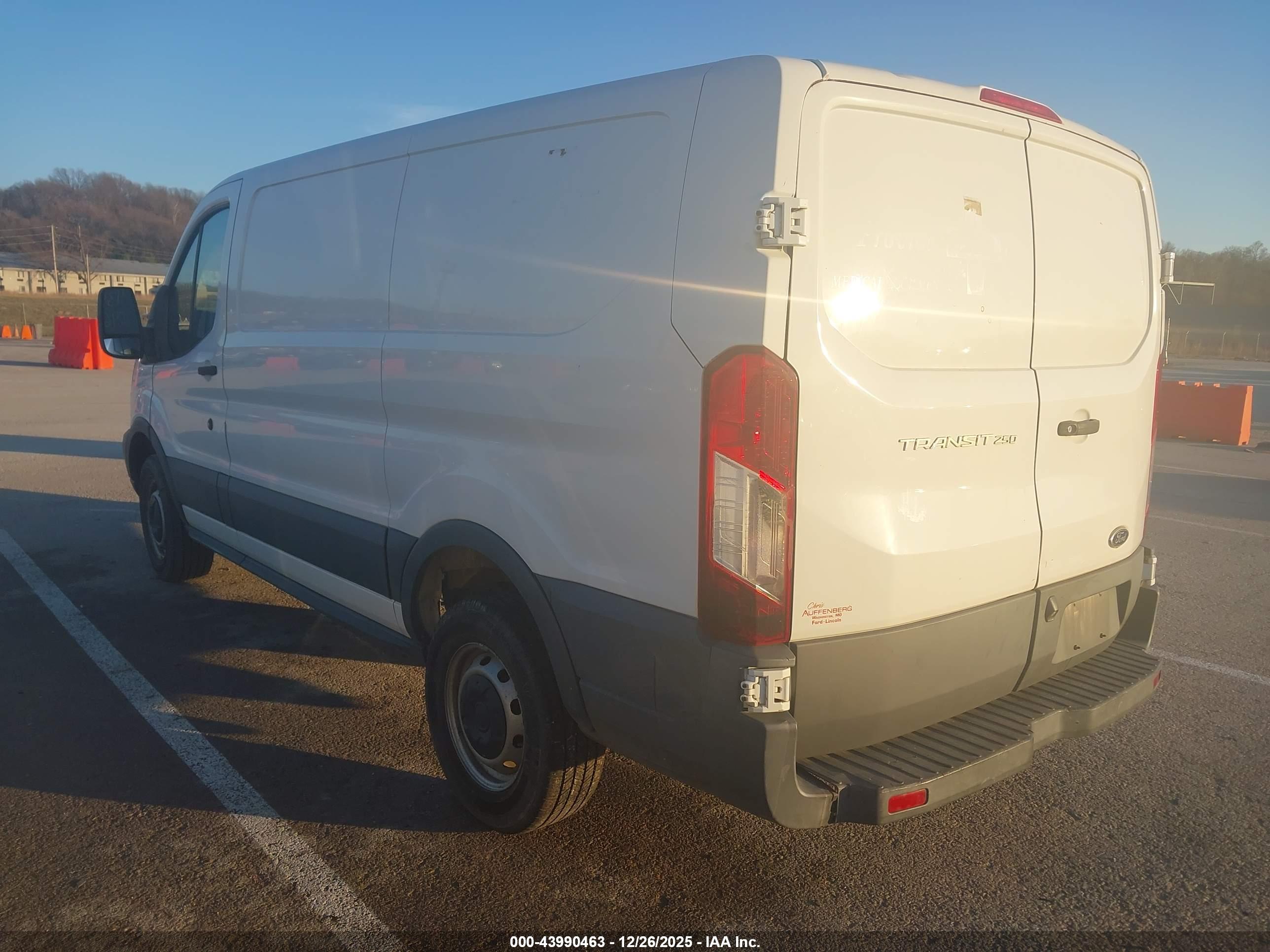 FORD TRANSIT-250 image 3