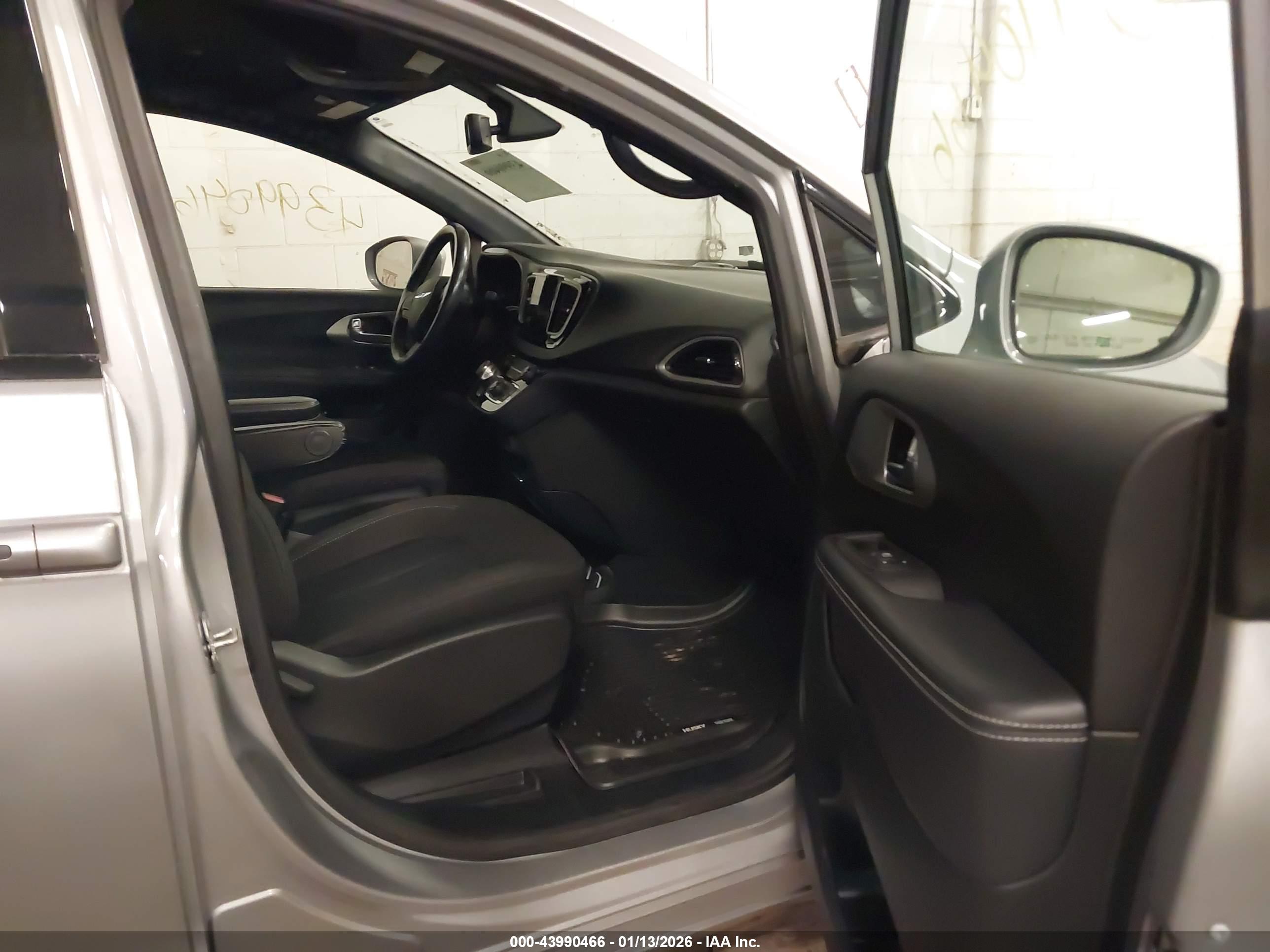 CHRYSLER PACIFICA image 5