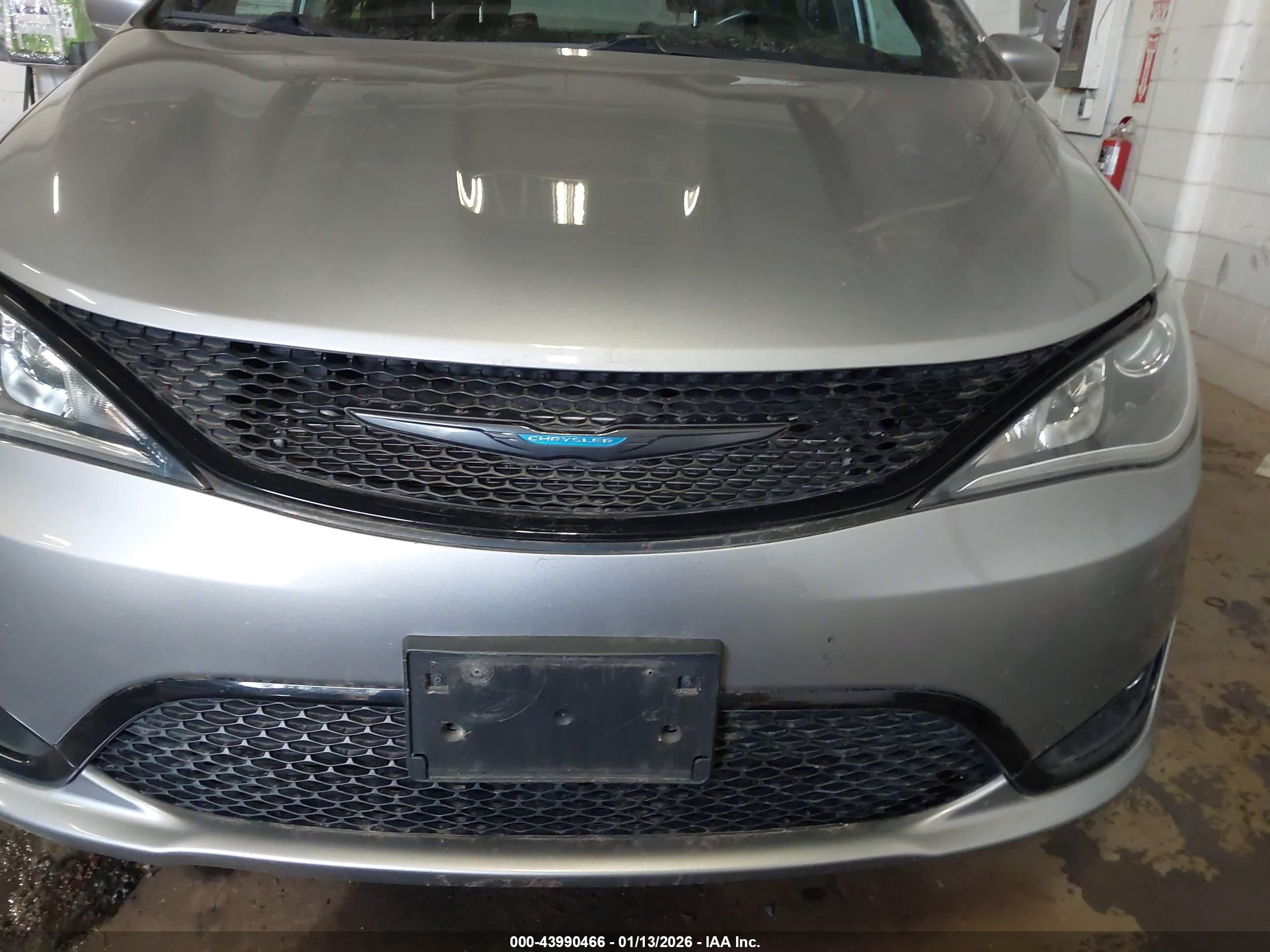 CHRYSLER PACIFICA image 6