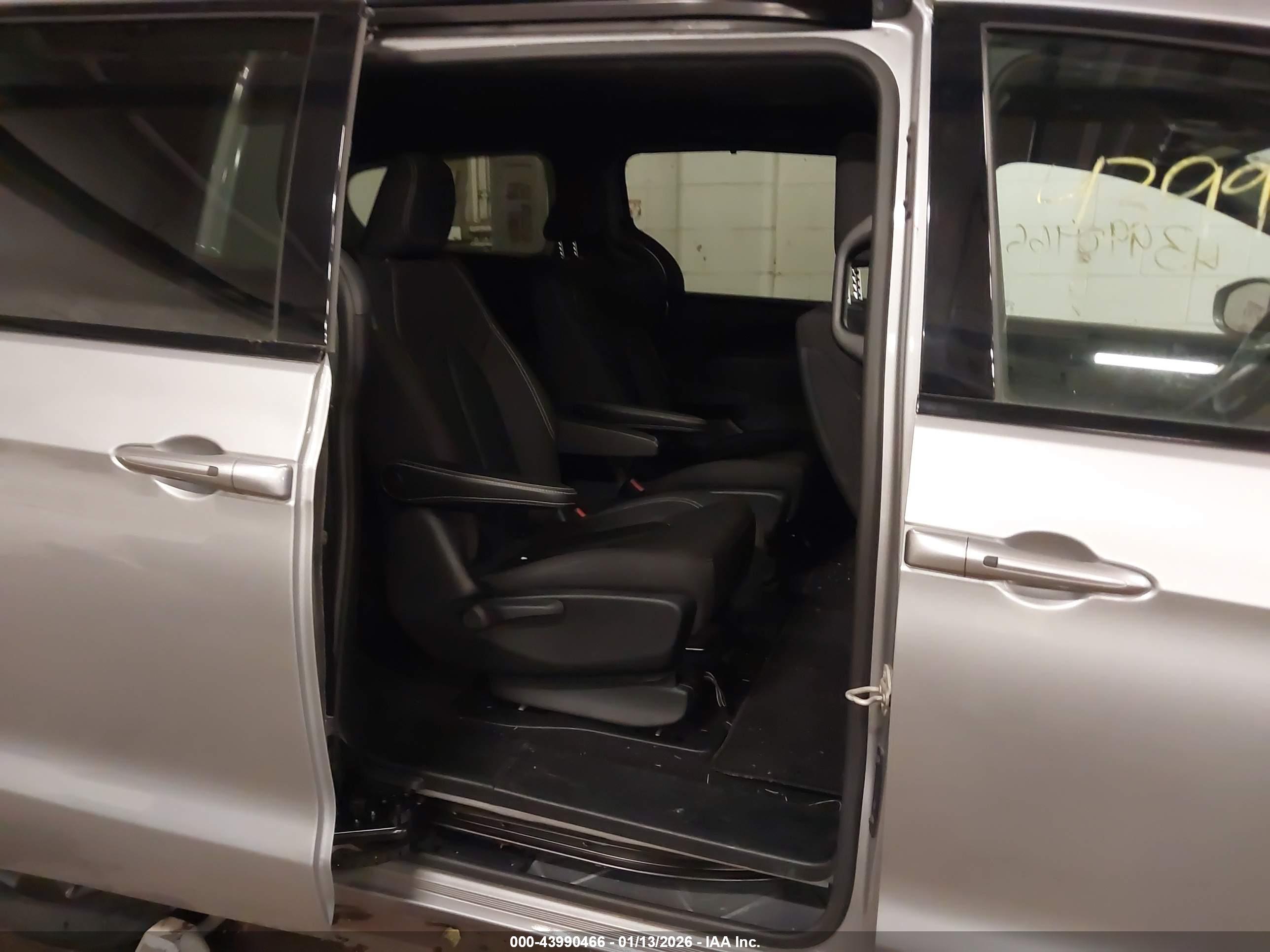 CHRYSLER PACIFICA image 8