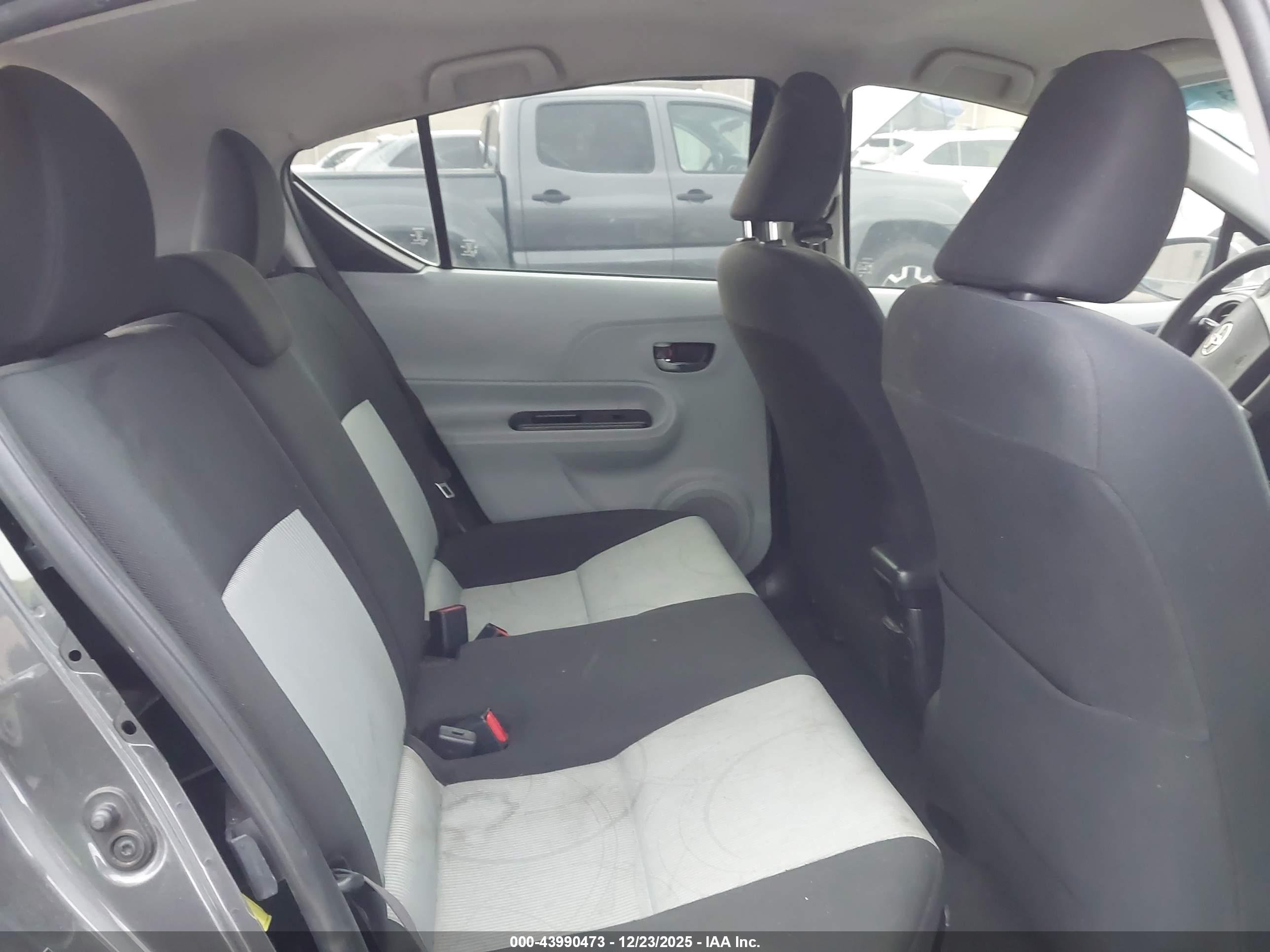 TOYOTA PRIUS image 8
