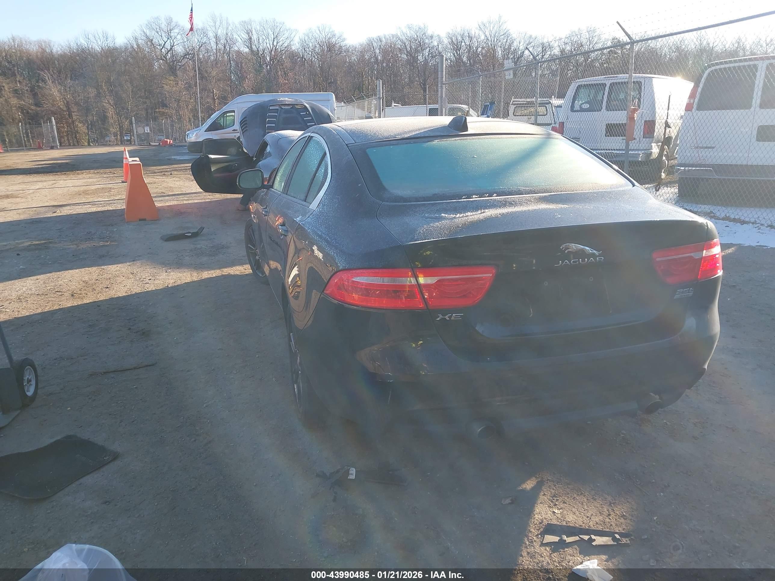 JAGUAR XE image 3