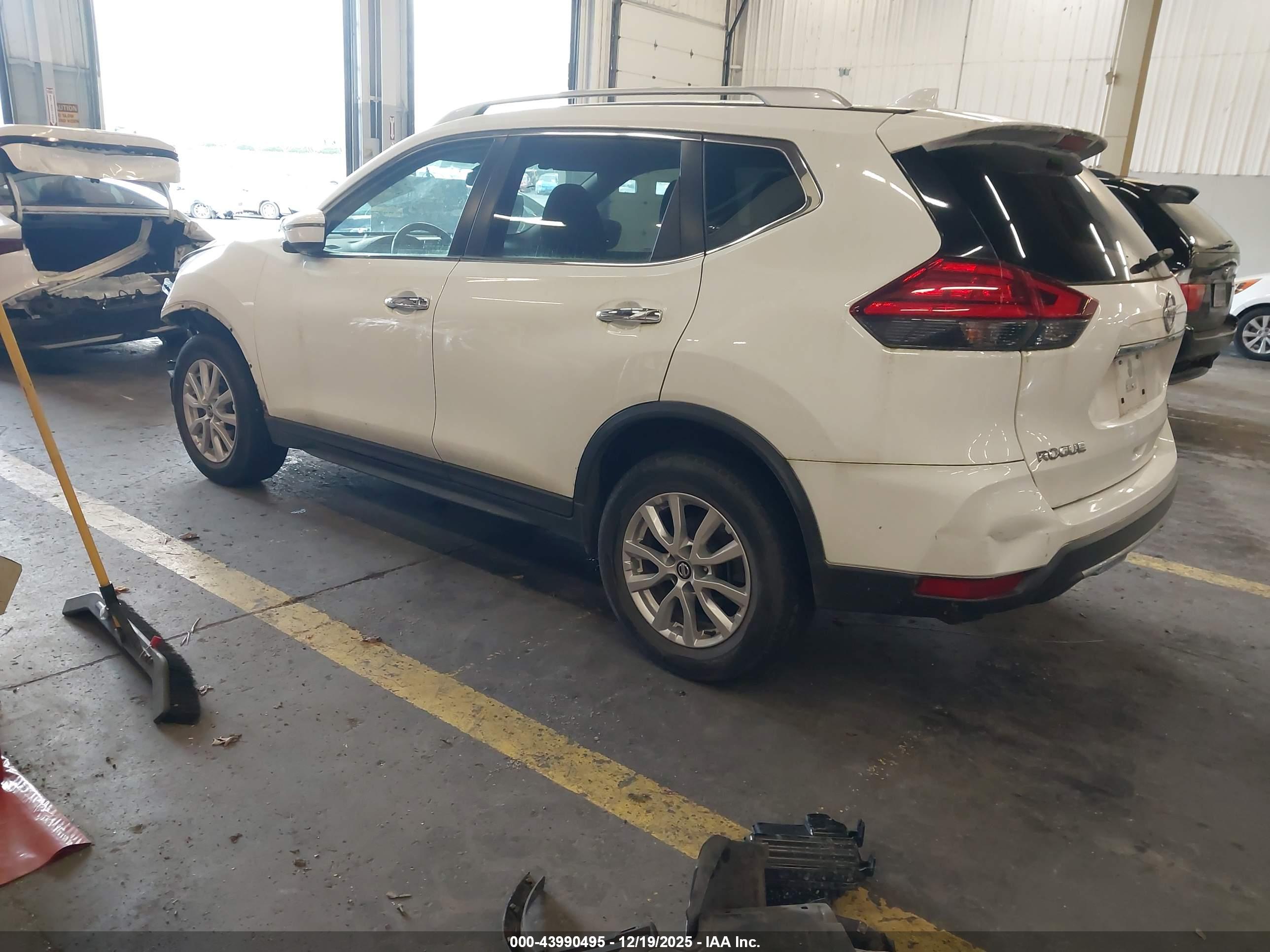 NISSAN ROGUE image 3